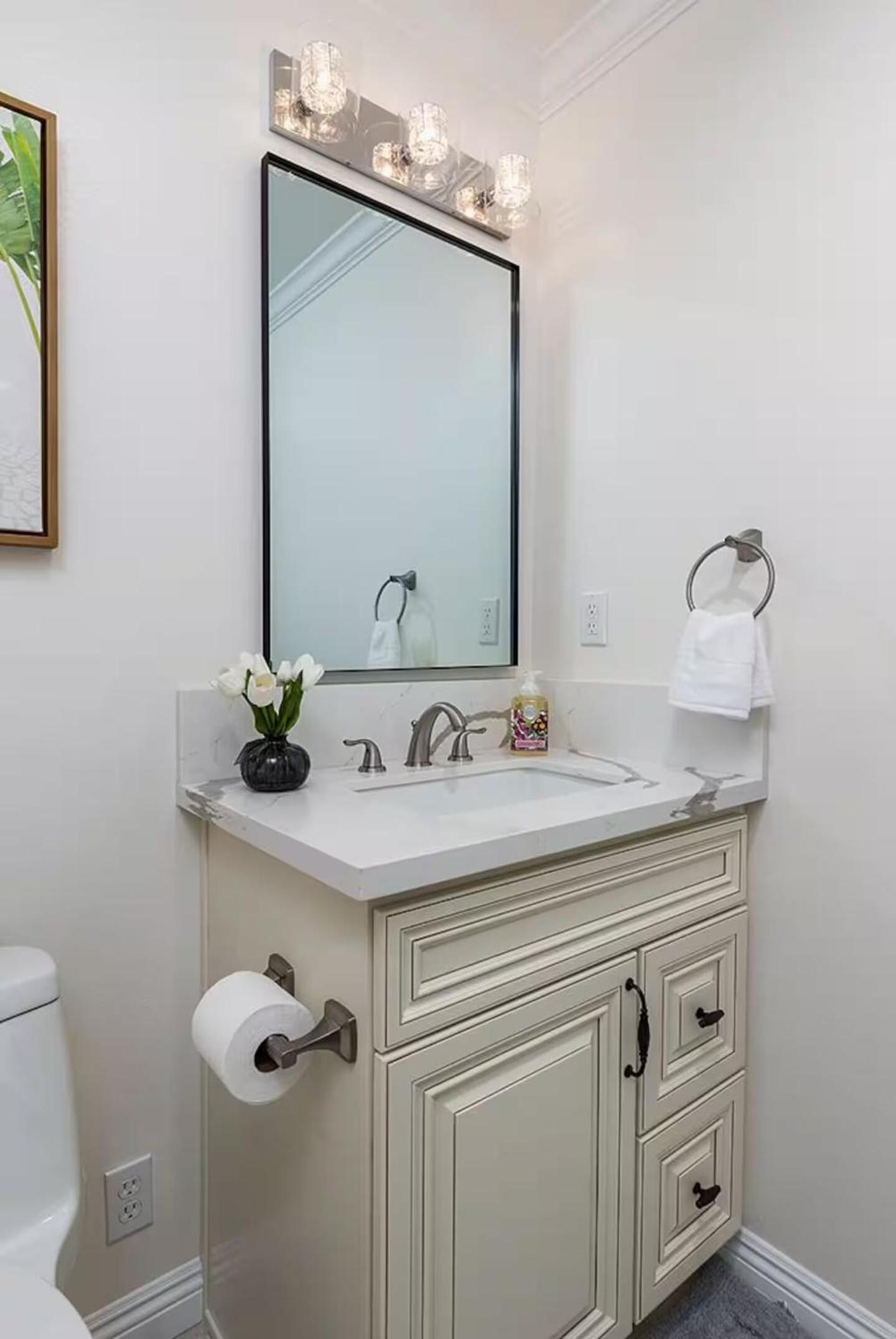 Bright Pasadena Getaway w Patio & Near Old Town