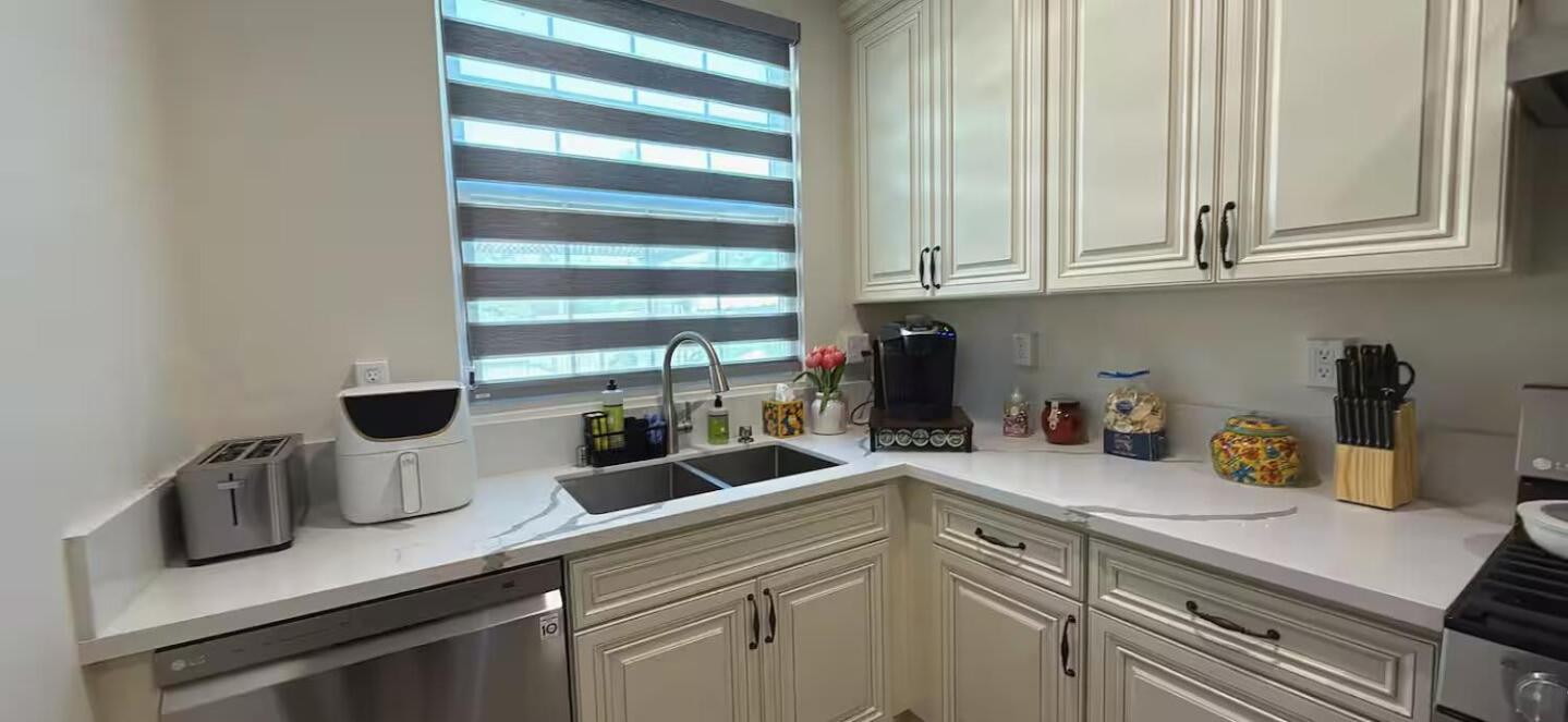 Bright Pasadena Getaway w Patio & Near Old Town