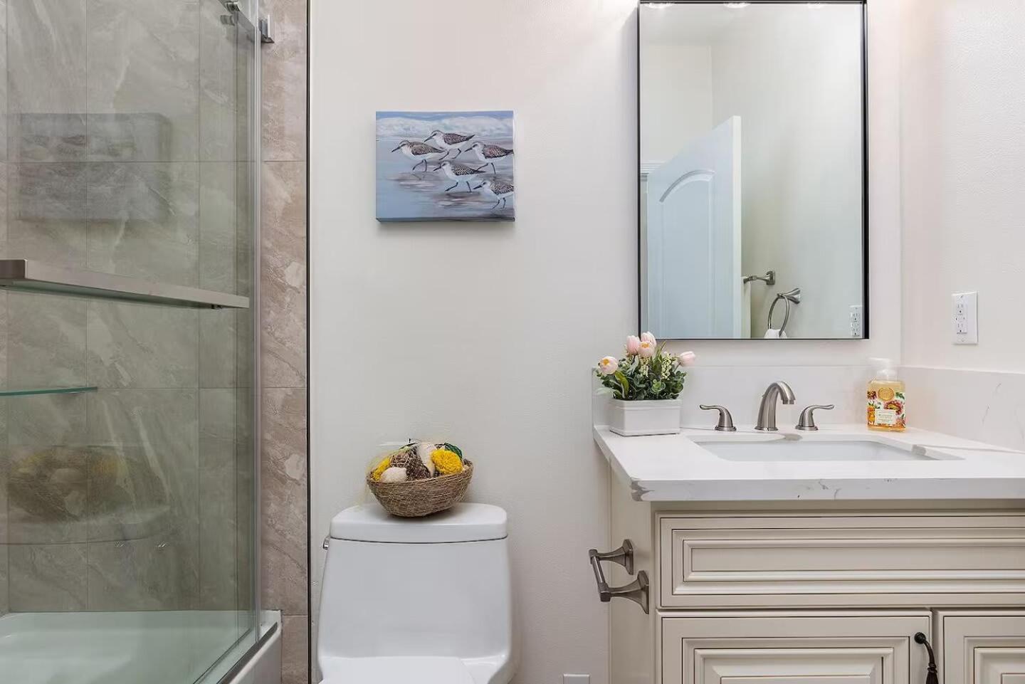 Bright Pasadena Getaway w Patio & Near Old Town