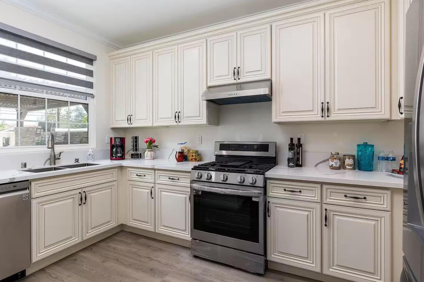 Bright Pasadena Getaway w Patio & Near Old Town
