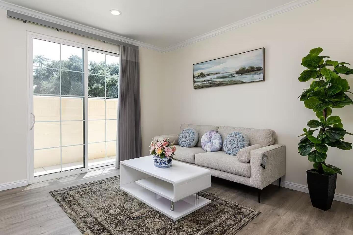 Bright Pasadena Getaway w Patio & Near Old Town