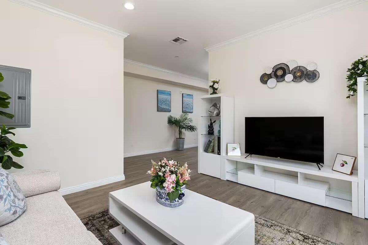 Bright Pasadena Getaway w Patio & Near Old Town