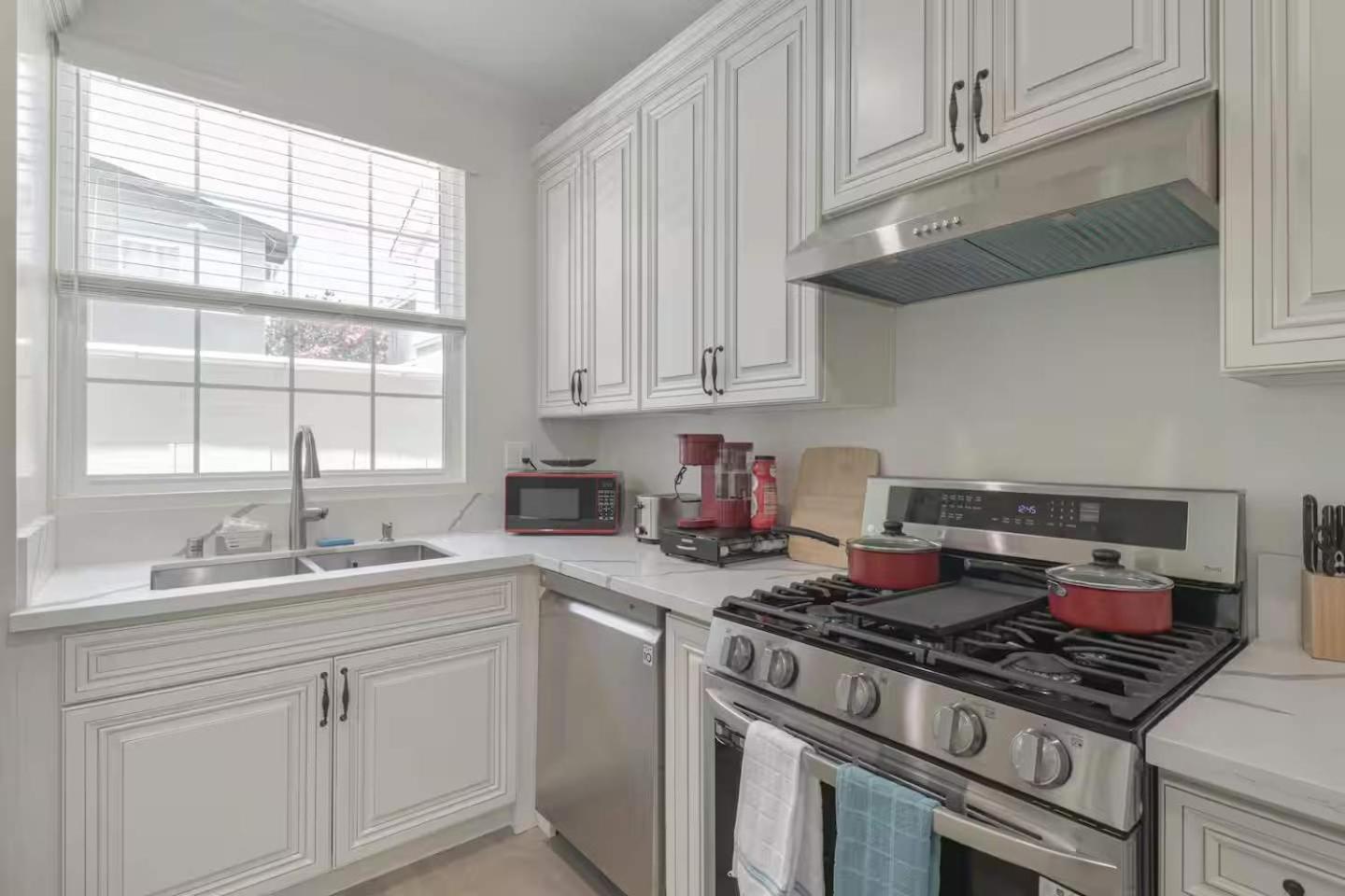 Stylish Pasadena Stay Near Old Town & Rose Bowl