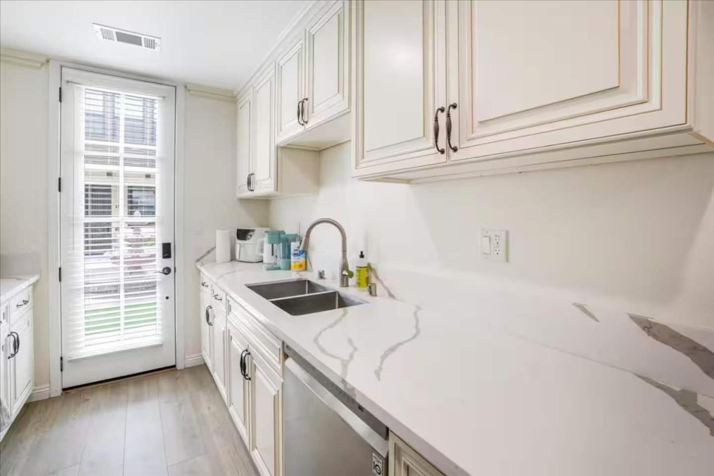Newly Built Pasadena Retreat Parking Great Location