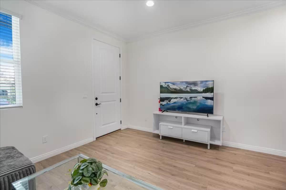 Newly Built Pasadena Retreat Parking Great Location