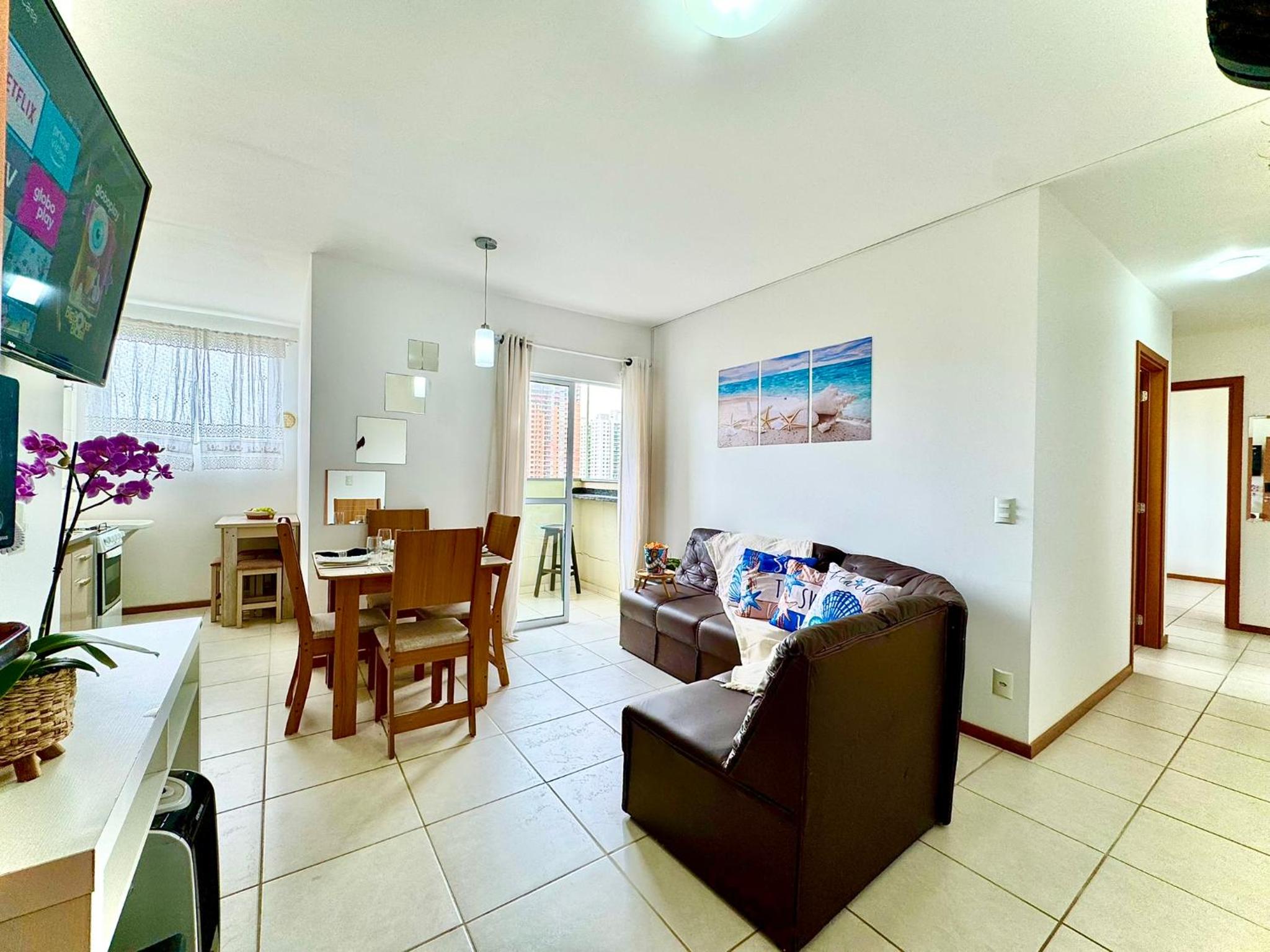 Apartamento a 400M PRAIA com PISCINA sacada com CHURRASQUEIRA privativa Wi-Fi Portaria 24h PLAYGROUND INFANTIL vaga privativa de GARAGEM Reserve agora mesm