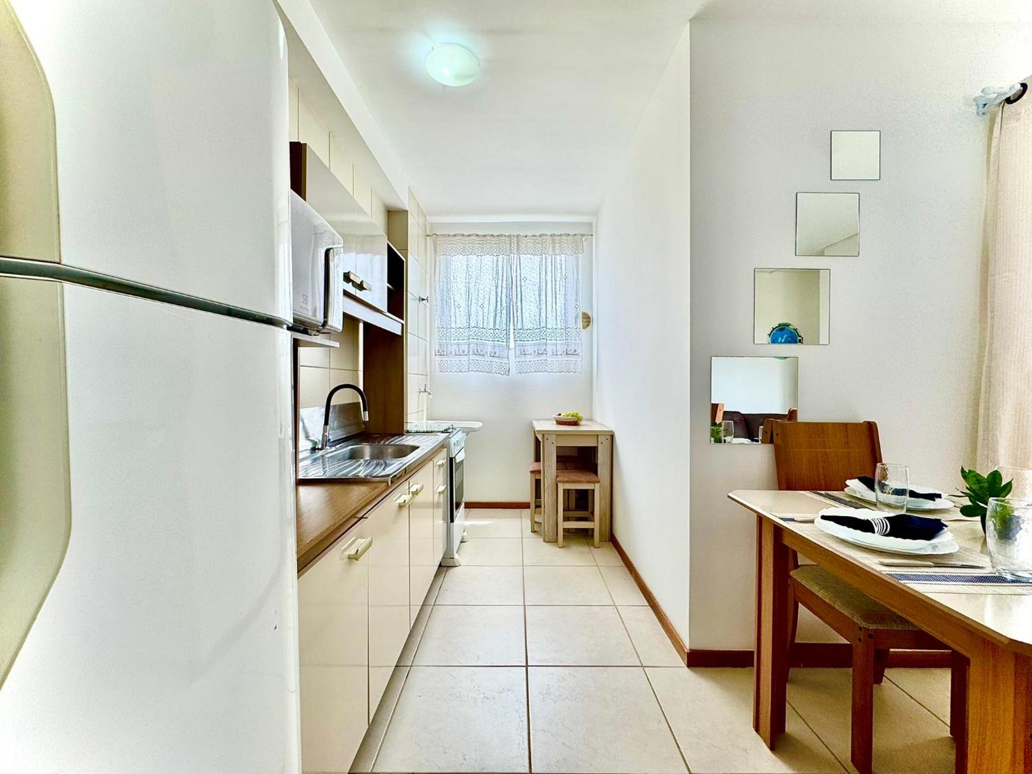 Apartamento a 400M PRAIA com PISCINA sacada com CHURRASQUEIRA privativa Wi-Fi Portaria 24h PLAYGROUND INFANTIL vaga privativa de GARAGEM Reserve agora mesm