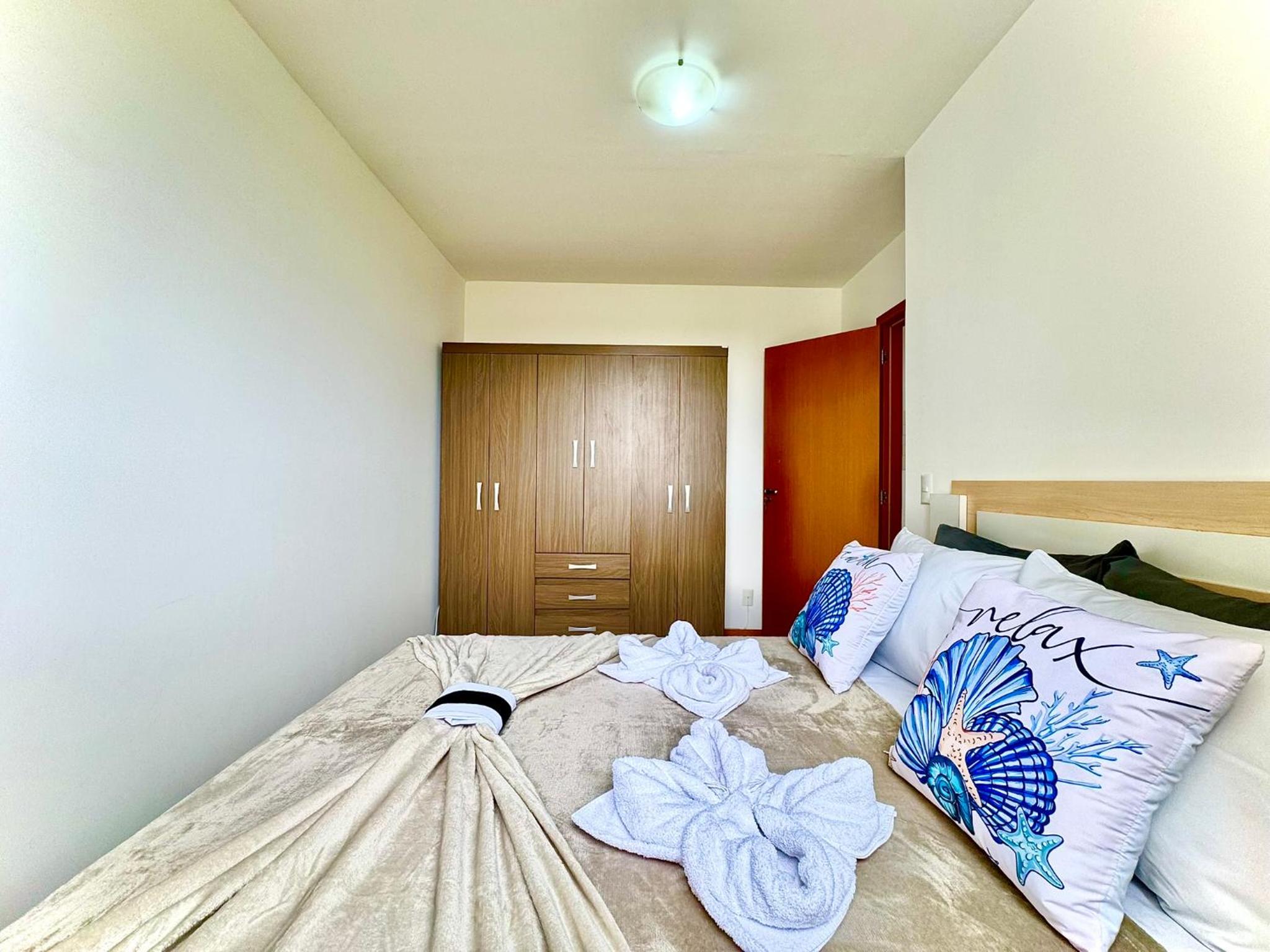 Apartamento a 400M PRAIA com PISCINA sacada com CHURRASQUEIRA privativa Wi-Fi Portaria 24h PLAYGROUND INFANTIL vaga privativa de GARAGEM Reserve agora mesm