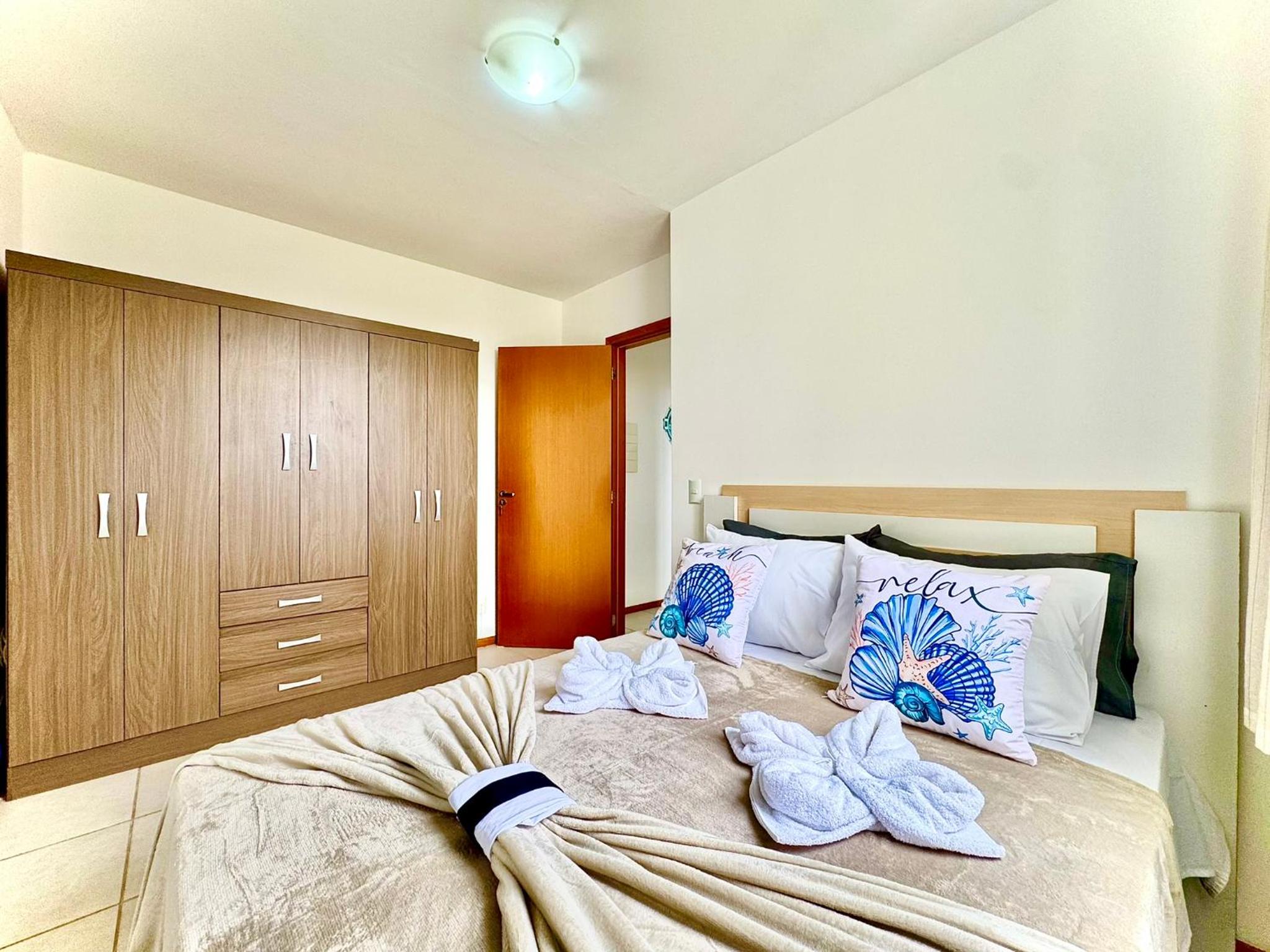 Apartamento a 400M PRAIA com PISCINA sacada com CHURRASQUEIRA privativa Wi-Fi Portaria 24h PLAYGROUND INFANTIL vaga privativa de GARAGEM Reserve agora mesm