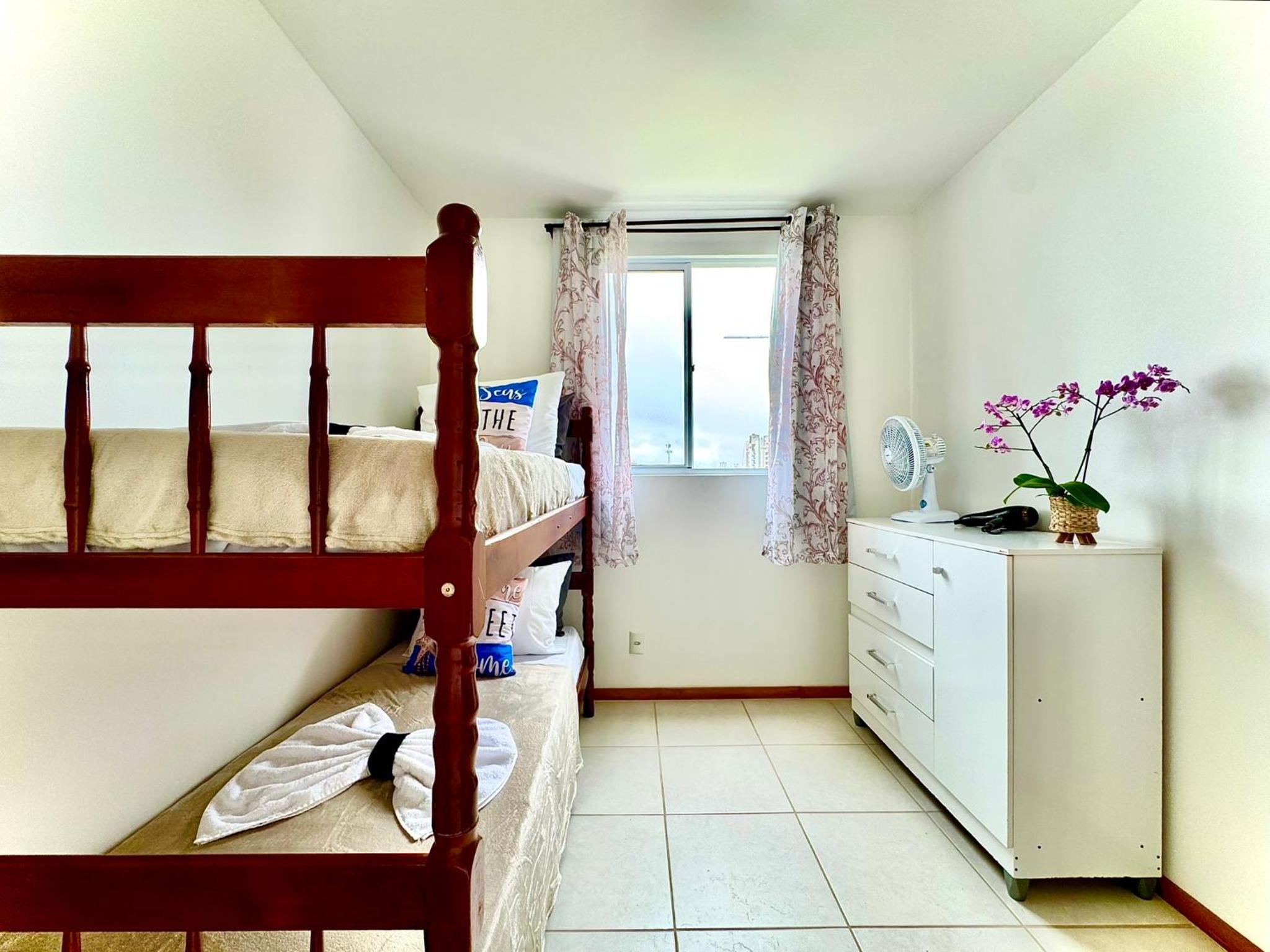 Apartamento a 400M PRAIA com PISCINA sacada com CHURRASQUEIRA privativa Wi-Fi Portaria 24h PLAYGROUND INFANTIL vaga privativa de GARAGEM Reserve agora mesm