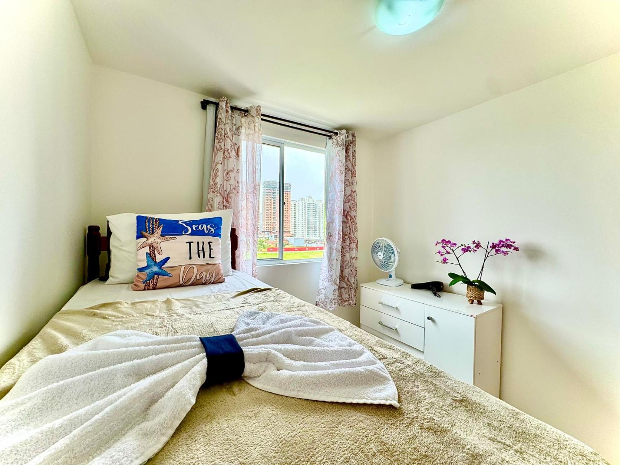 Apartamento a 400M PRAIA com PISCINA sacada com CHURRASQUEIRA privativa Wi-Fi Portaria 24h PLAYGROUND INFANTIL vaga privativa de GARAGEM Reserve agora mesm