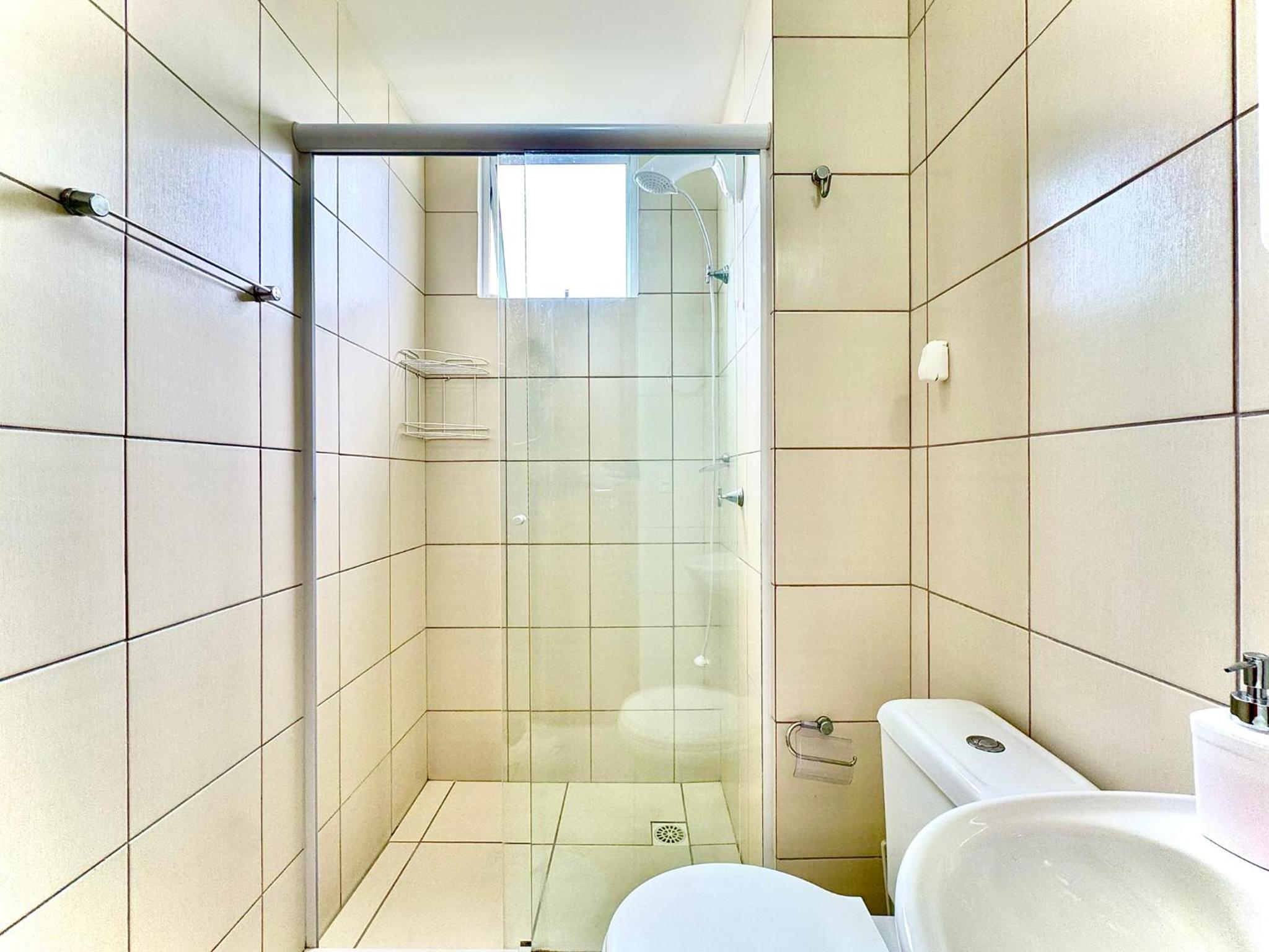 Apartamento a 400M PRAIA com PISCINA sacada com CHURRASQUEIRA privativa Wi-Fi Portaria 24h PLAYGROUND INFANTIL vaga privativa de GARAGEM Reserve agora mesm