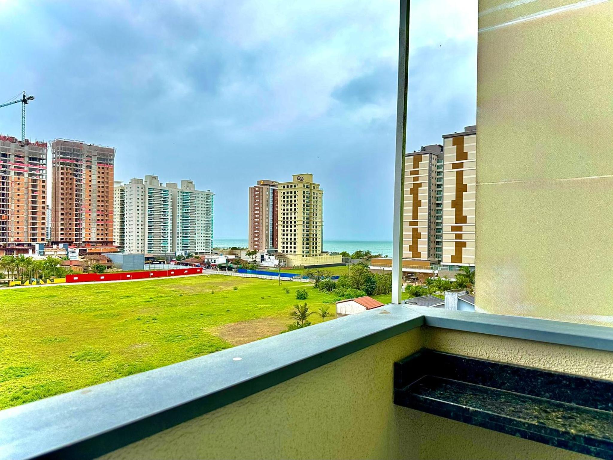 Apartamento a 400M PRAIA com PISCINA sacada com CHURRASQUEIRA privativa Wi-Fi Portaria 24h PLAYGROUND INFANTIL vaga privativa de GARAGEM Reserve agora mesm