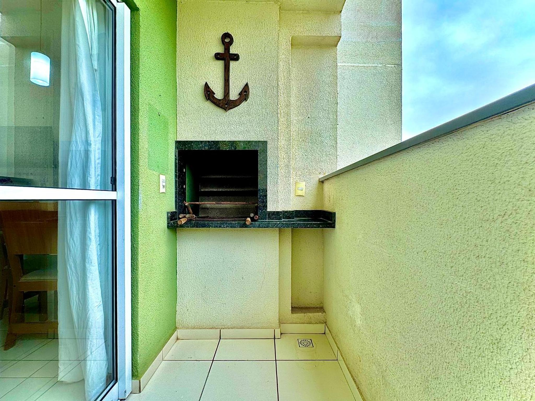 Apartamento a 400M PRAIA com PISCINA sacada com CHURRASQUEIRA privativa Wi-Fi Portaria 24h PLAYGROUND INFANTIL vaga privativa de GARAGEM Reserve agora mesm