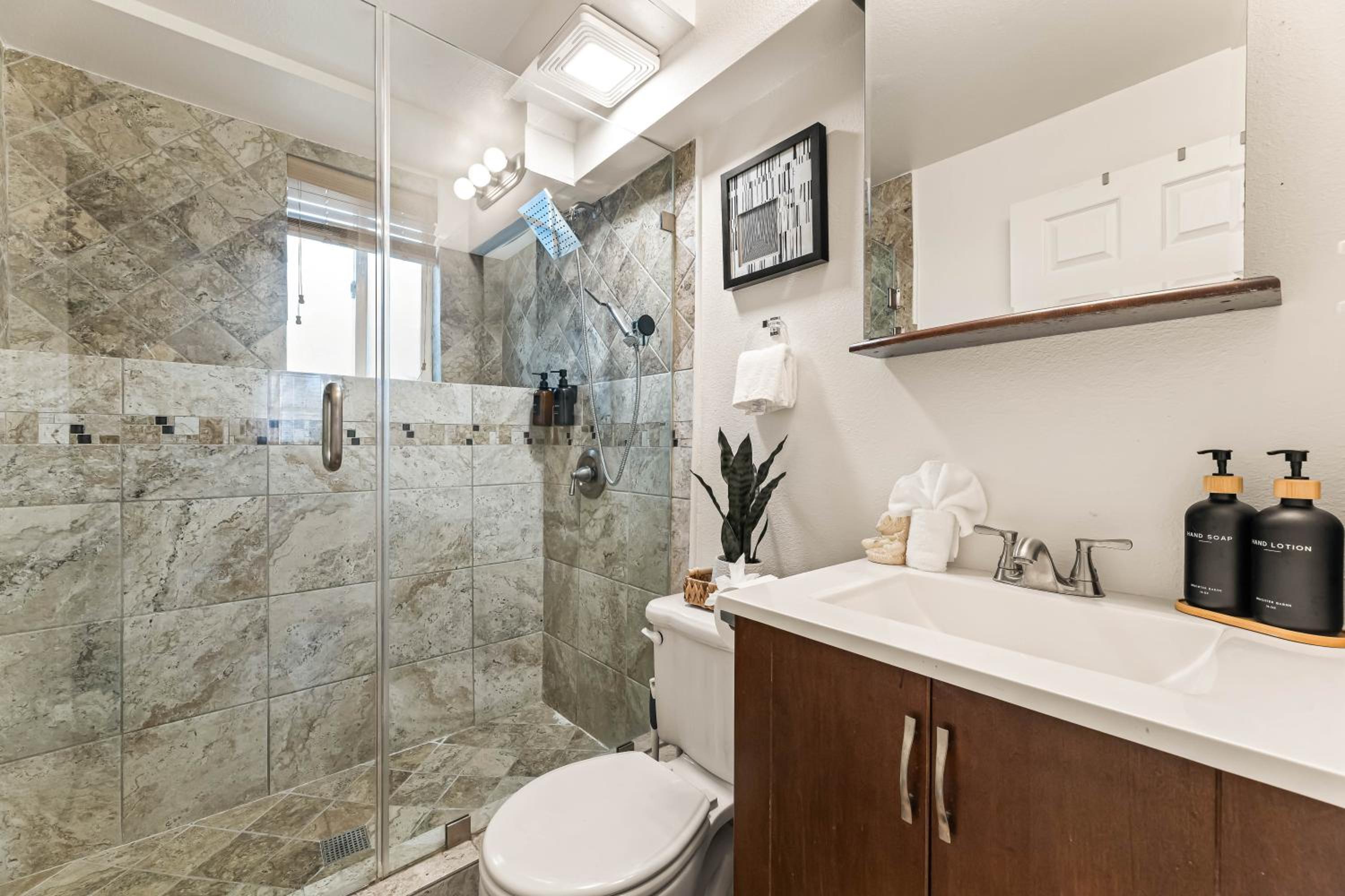 Echo Park Spacious Two-Bedroom Apartment with Private Yard and Parking