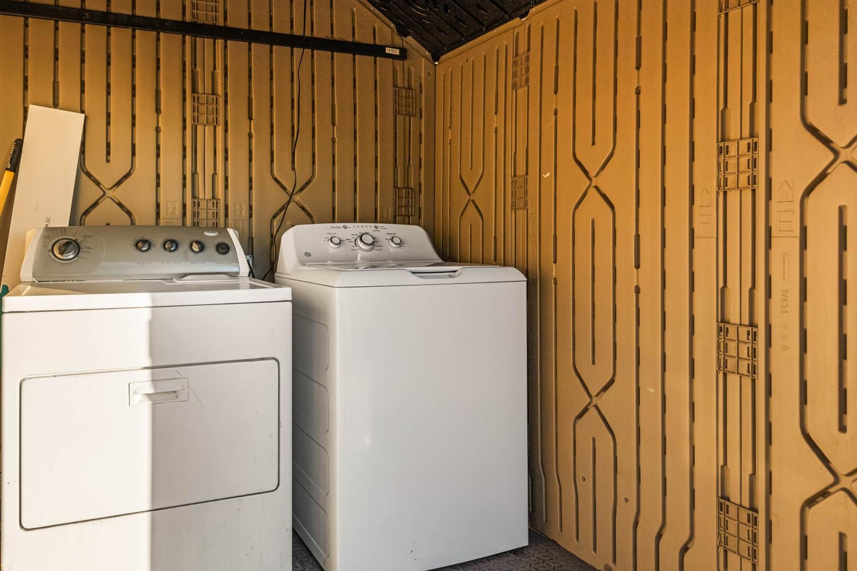 Echo Park Spacious Two-Bedroom Apartment with Private Yard and Parking