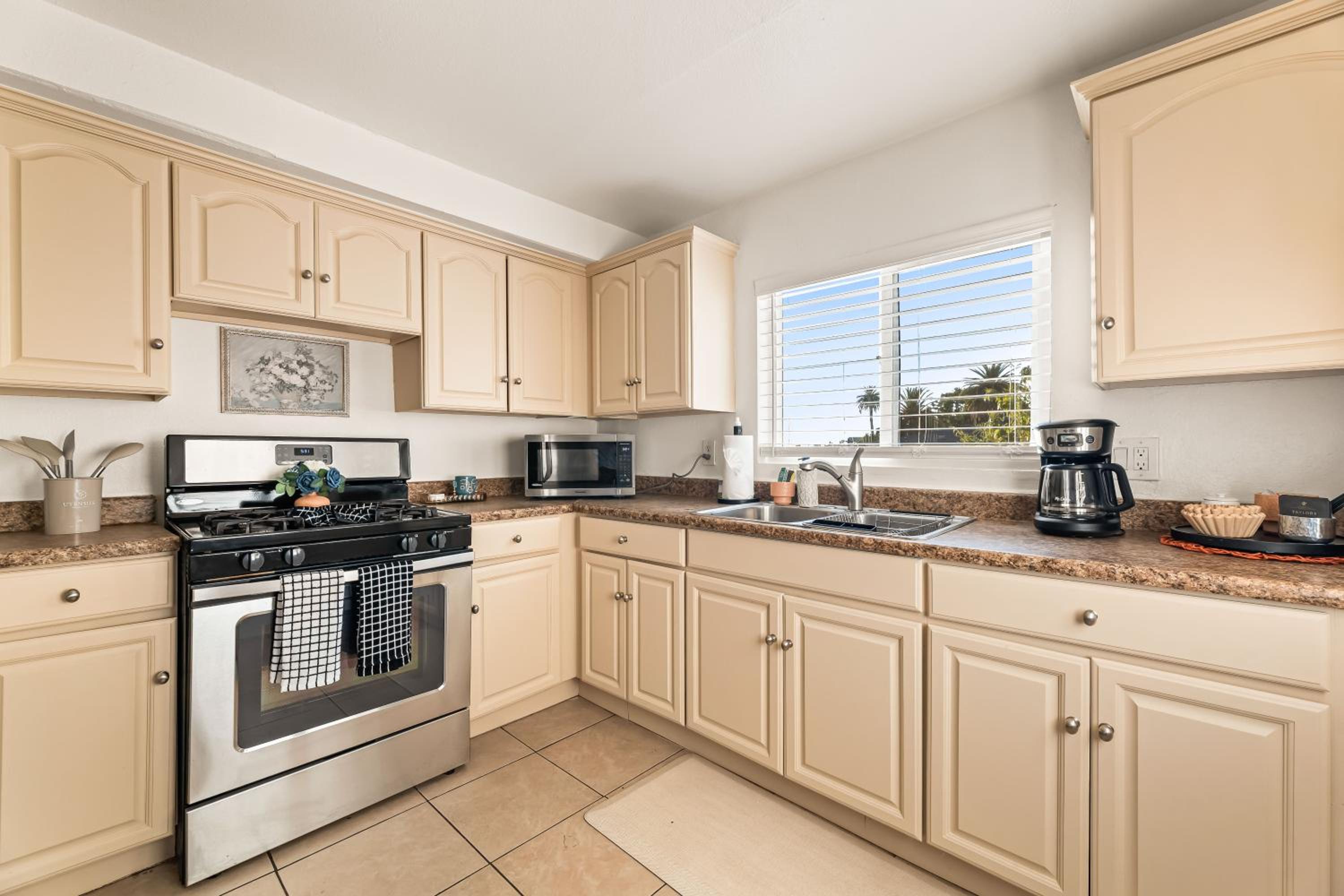 Echo Park Spacious Two-Bedroom Apartment with Private Yard and Parking