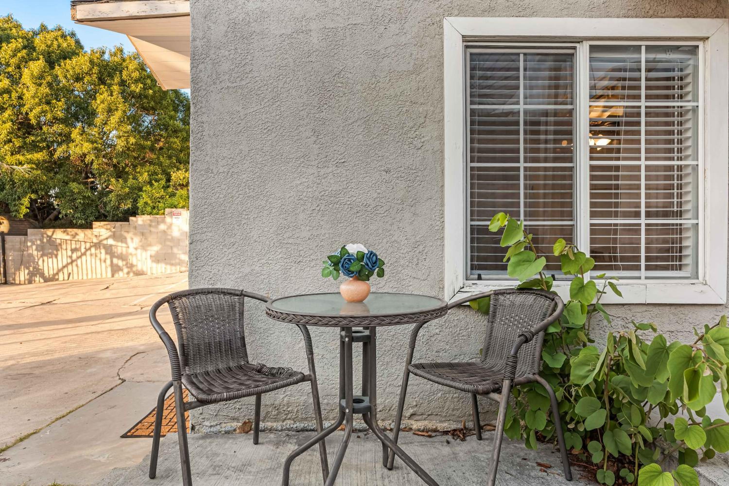 Echo Park Spacious Two-Bedroom Apartment with Private Yard and Parking