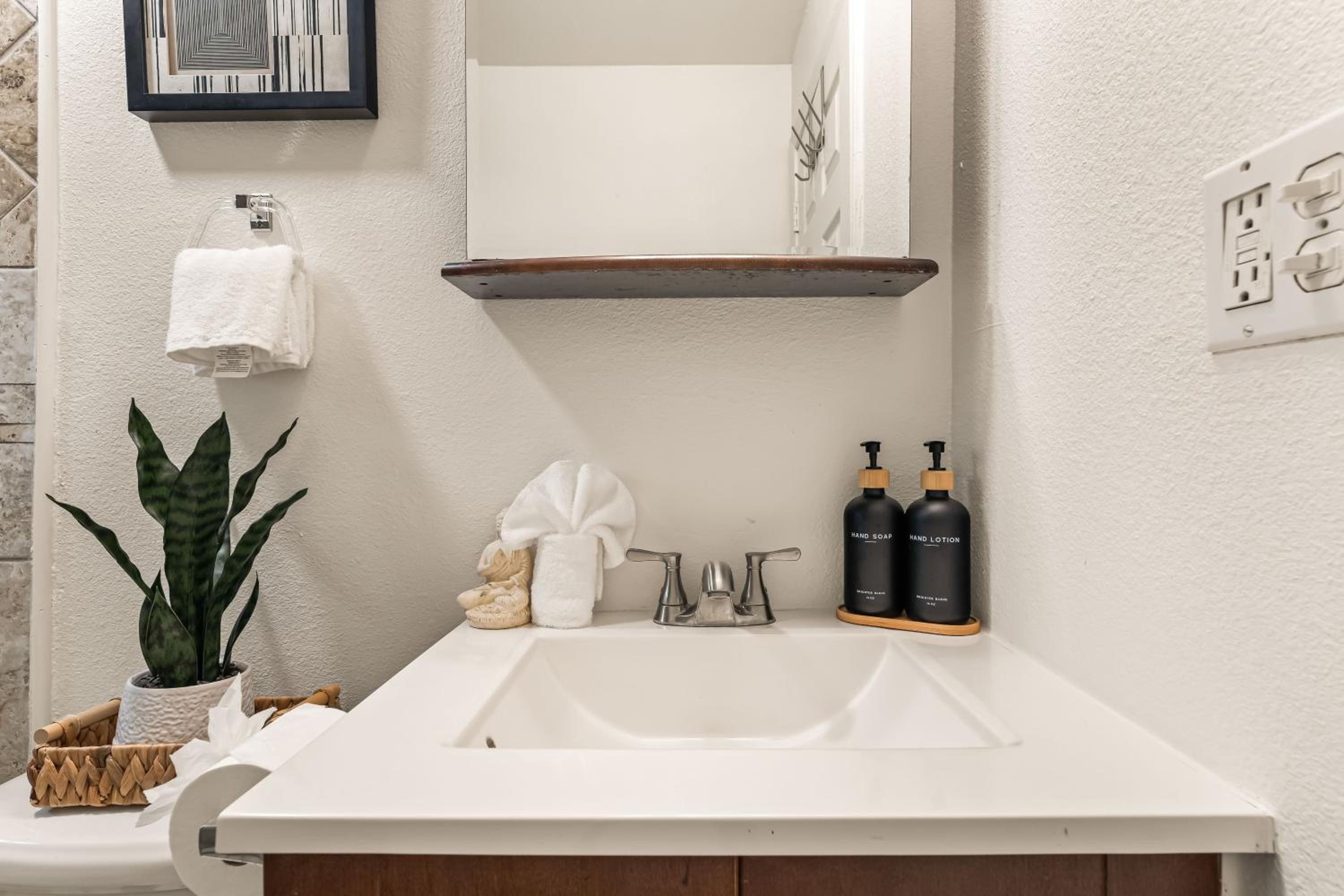 Echo Park Spacious Two-Bedroom Apartment with Private Yard and Parking