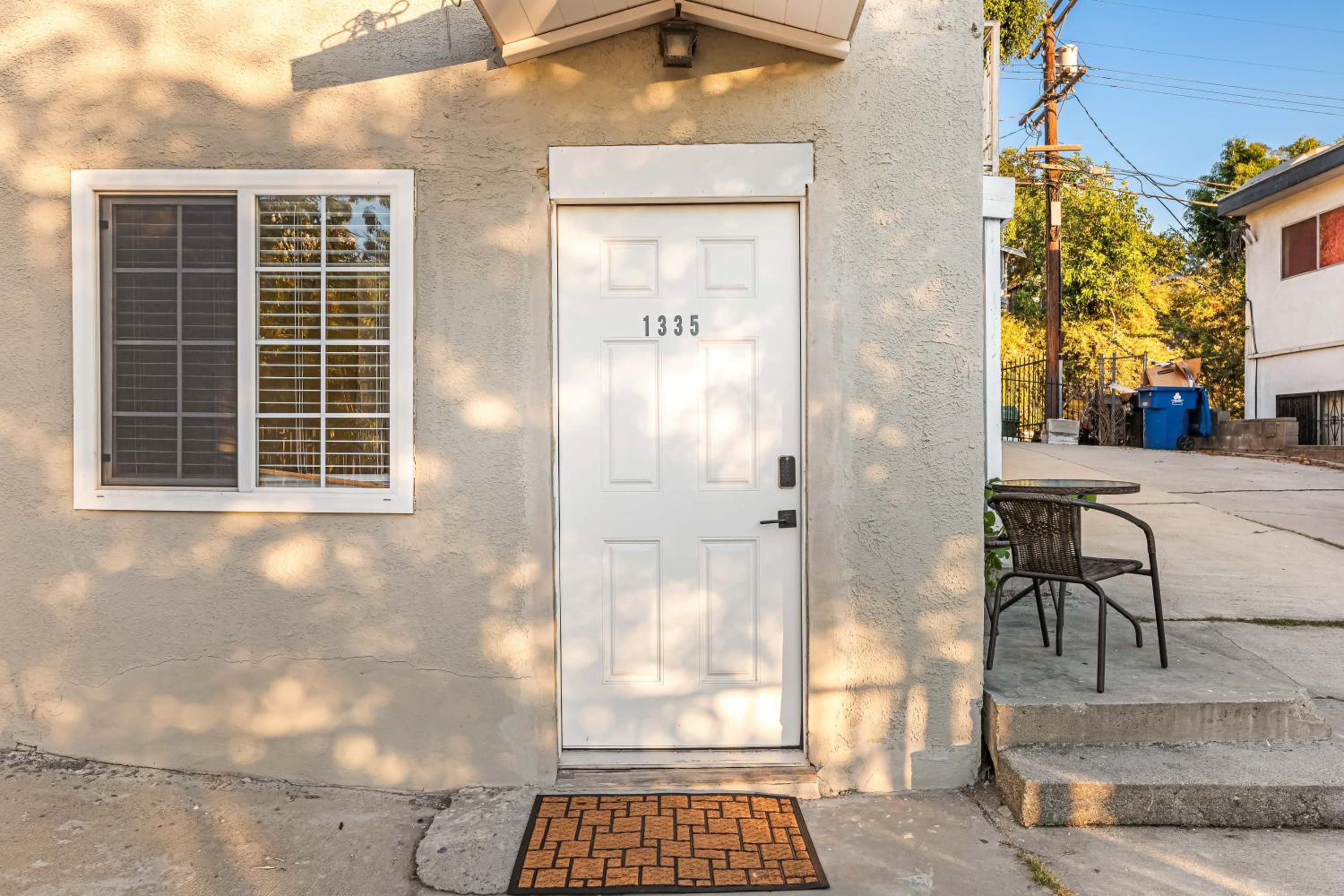 Echo Park Spacious Two-Bedroom Apartment with Private Yard and Parking