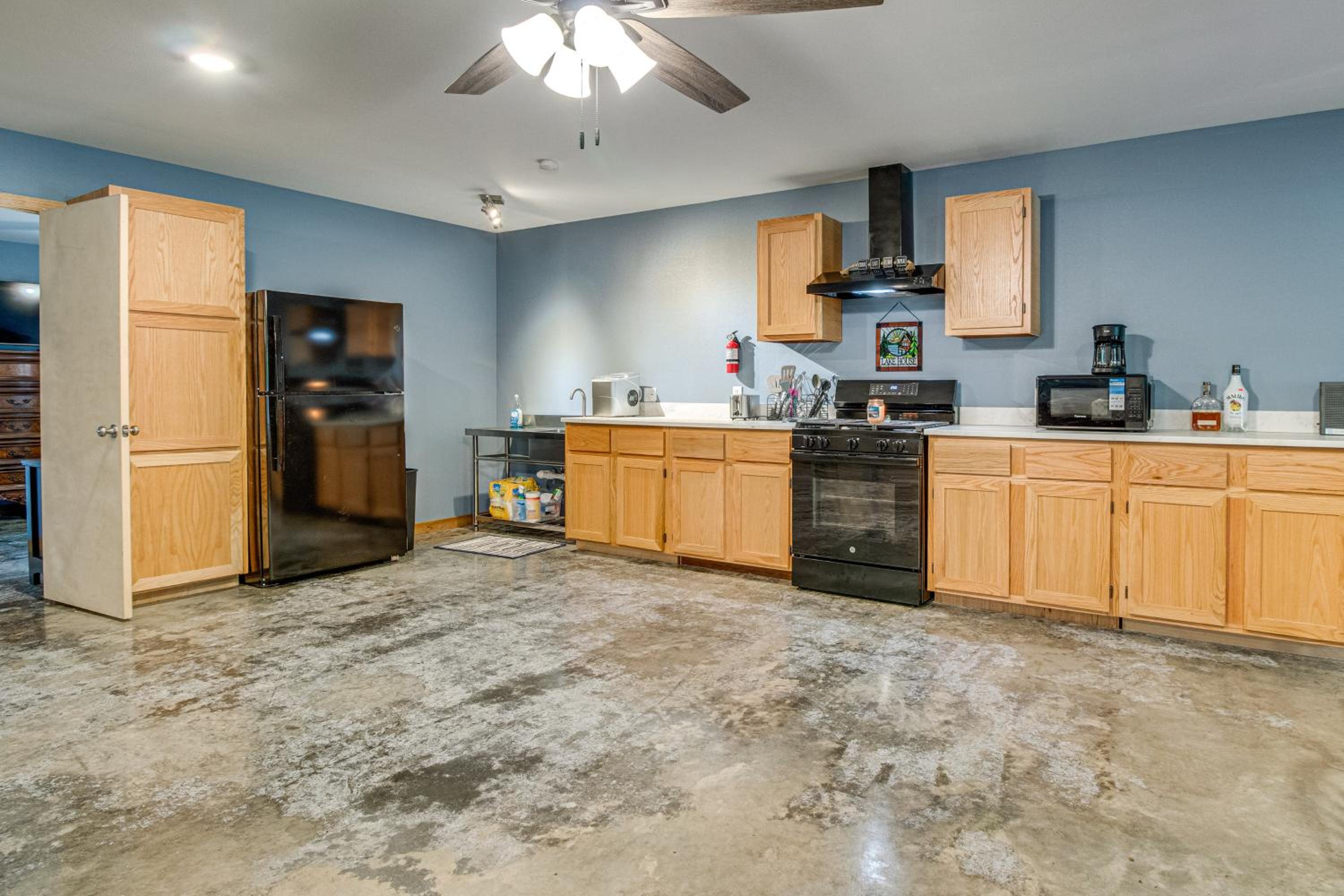 1 Mi to Greers Ferry Lake! Outdoor Adventure Base