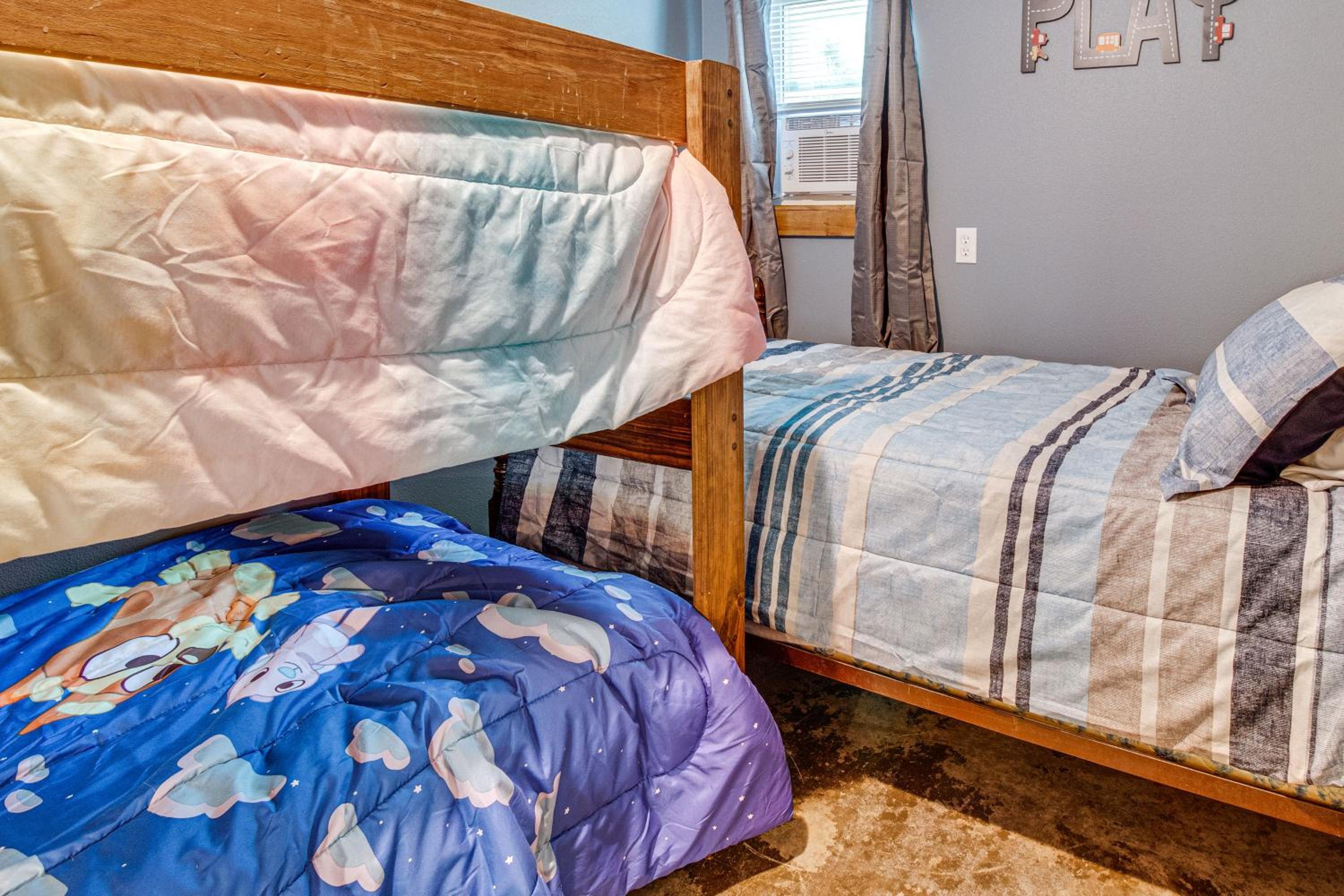 1 Mi to Greers Ferry Lake! Outdoor Adventure Base