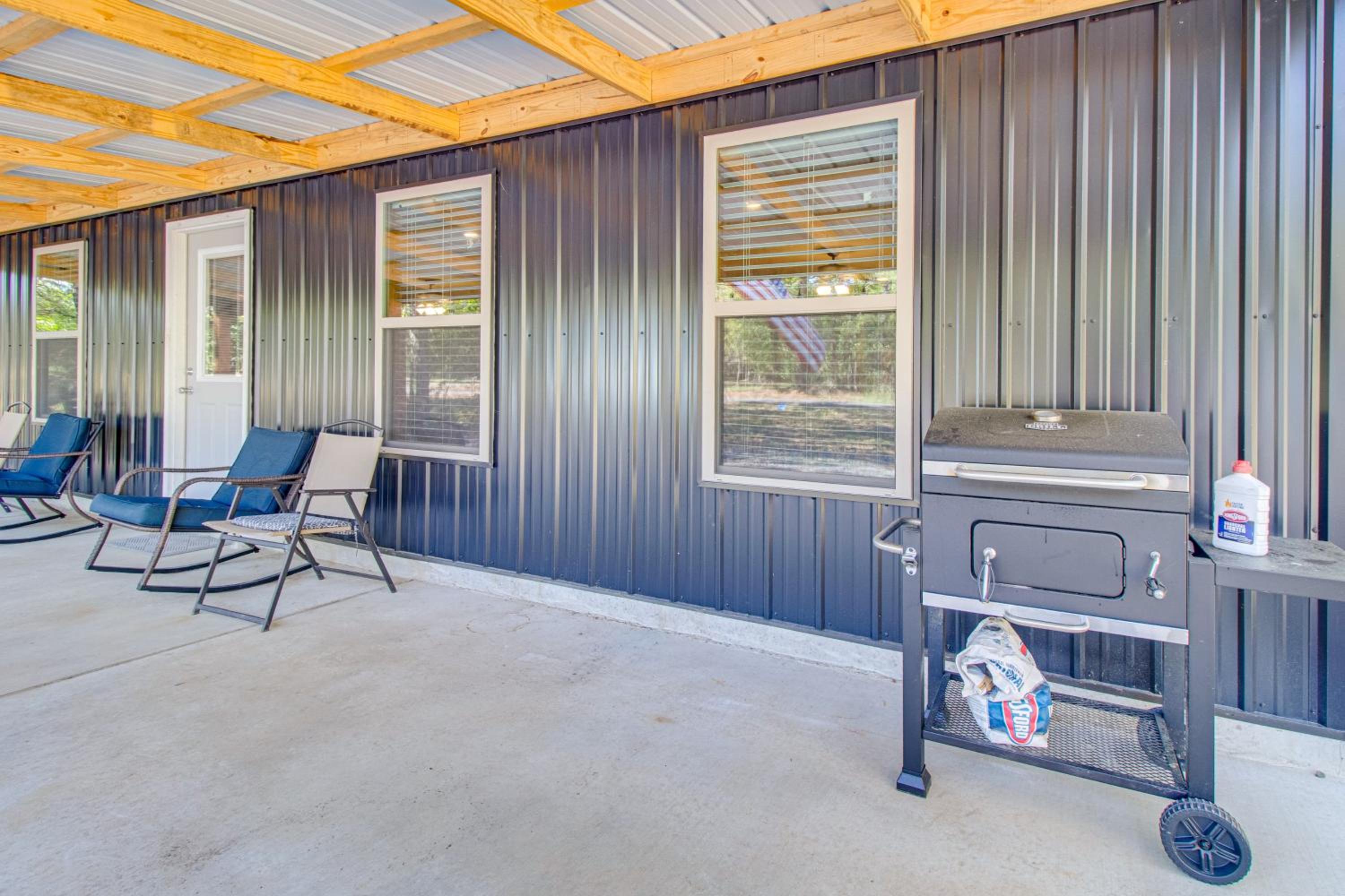 1 Mi to Greers Ferry Lake! Outdoor Adventure Base
