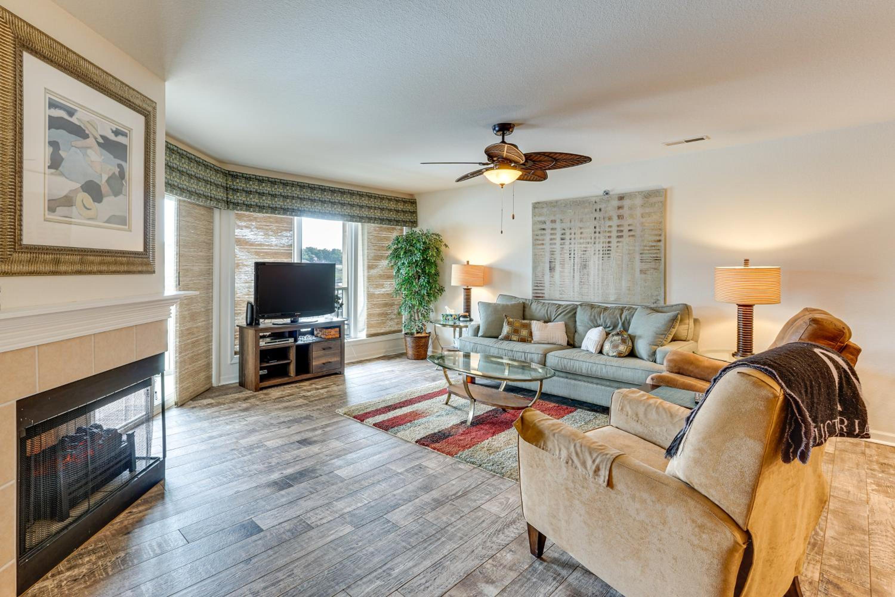 Waterfront Balcony! Condo on Lake of the Ozarks