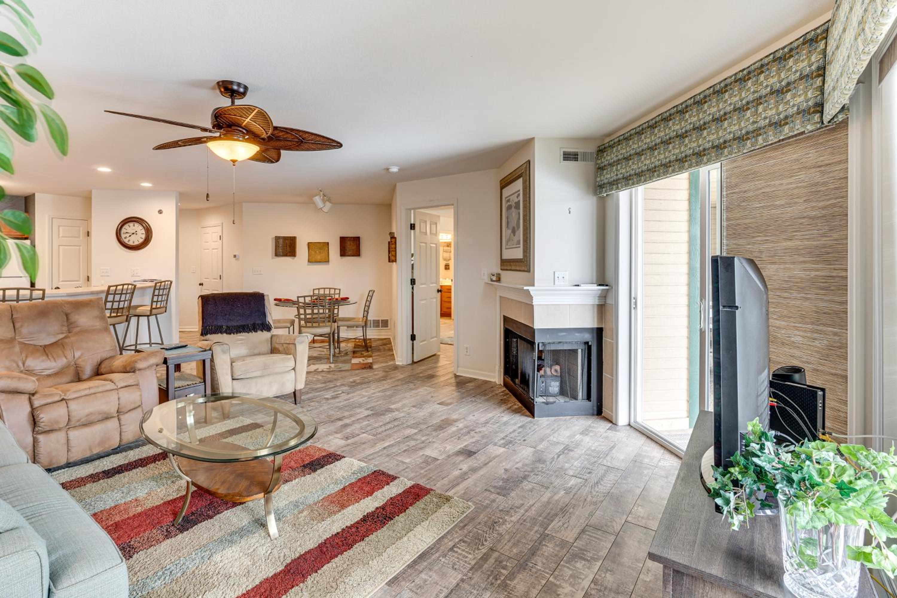 Waterfront Balcony! Condo on Lake of the Ozarks