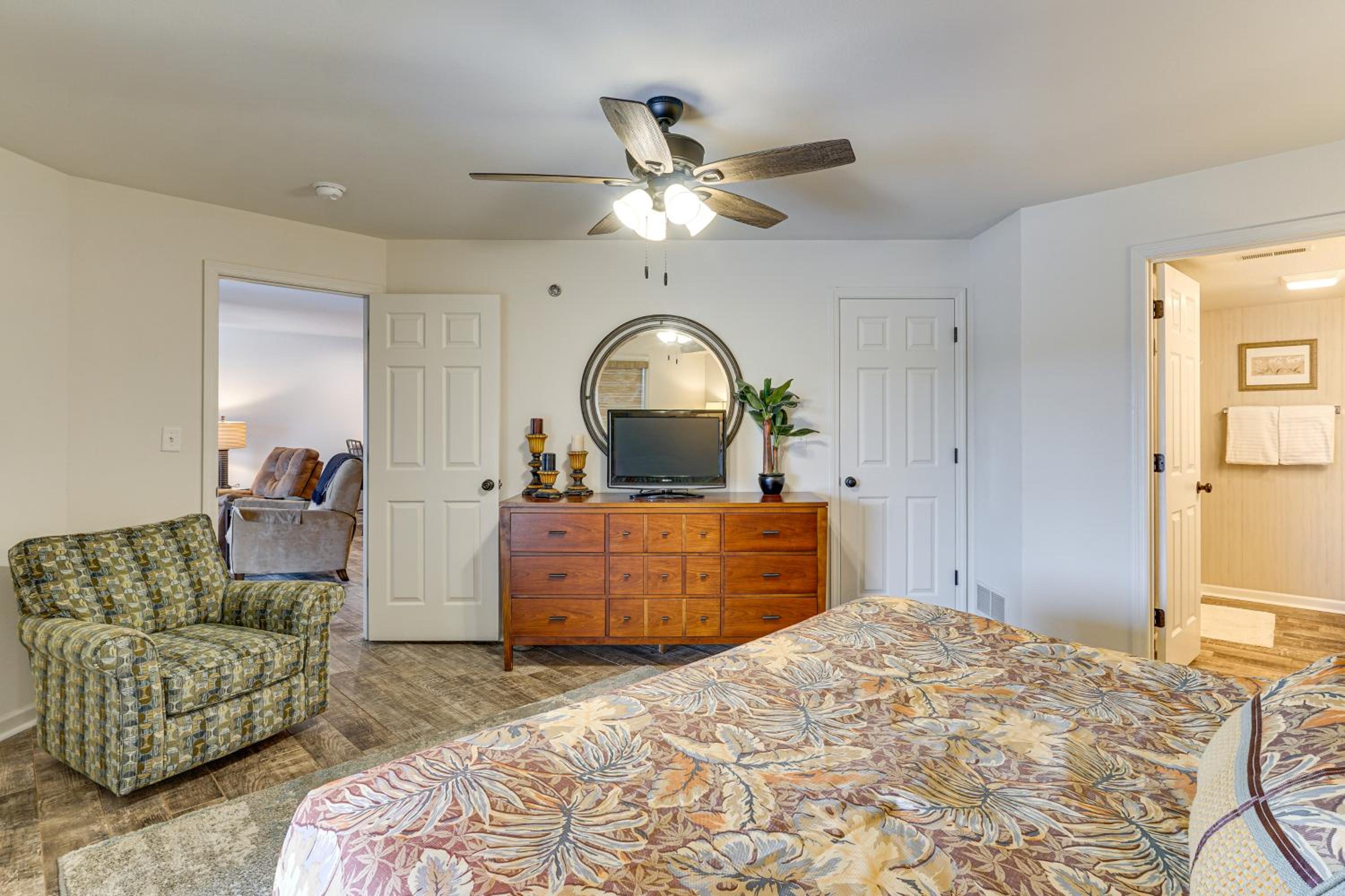 Waterfront Balcony! Condo on Lake of the Ozarks