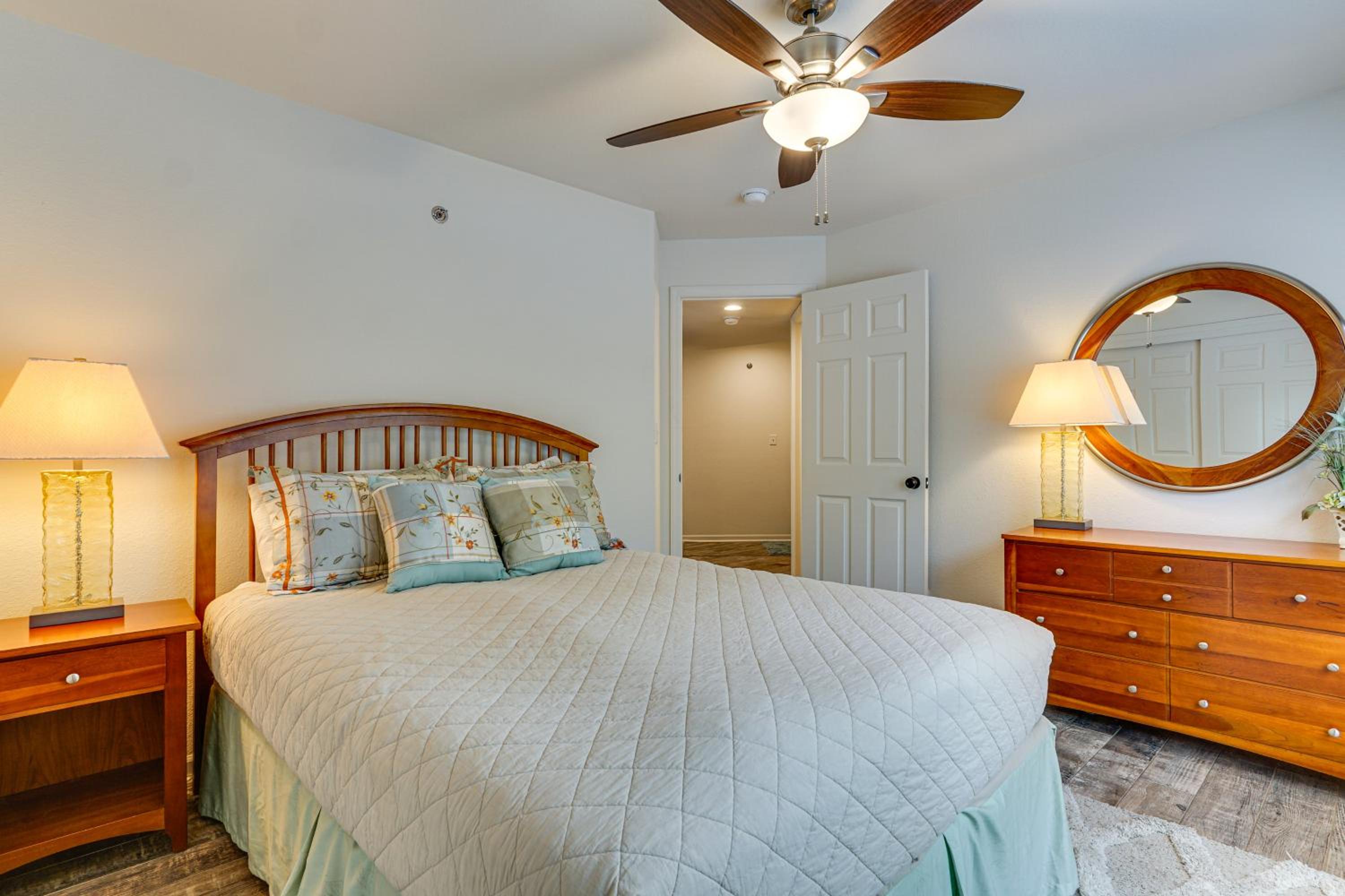 Waterfront Balcony! Condo on Lake of the Ozarks