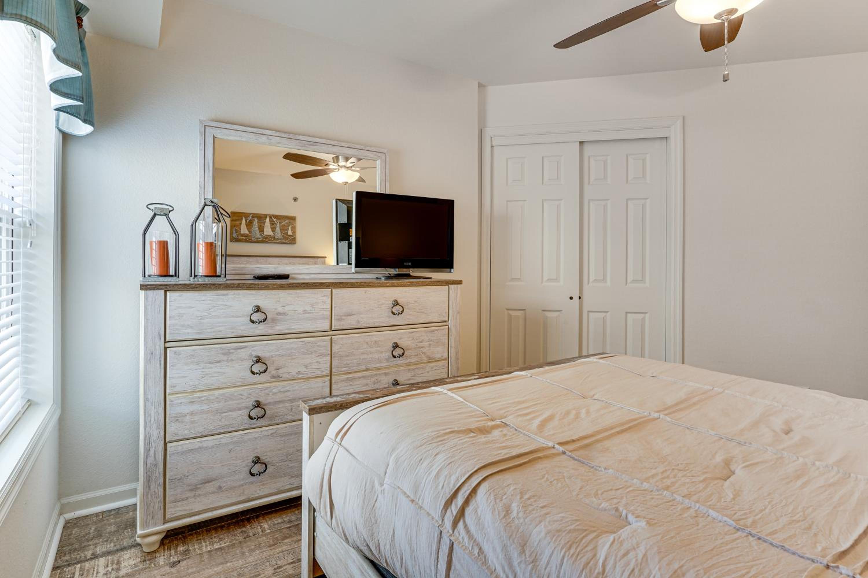 Waterfront Balcony! Condo on Lake of the Ozarks