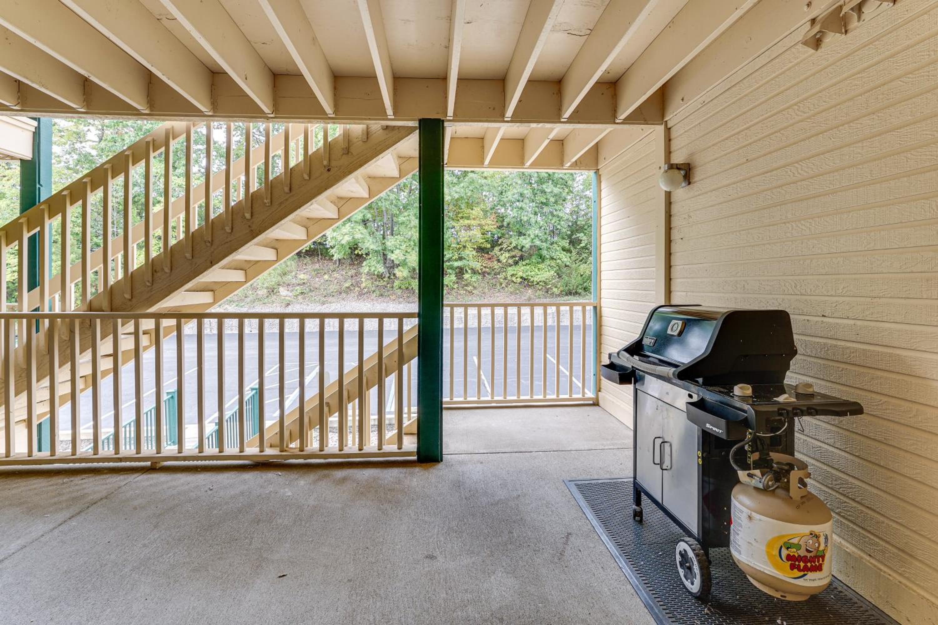 Waterfront Balcony! Condo on Lake of the Ozarks