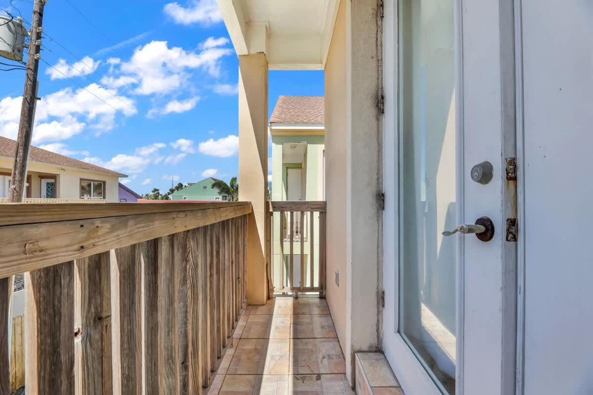 Beachfront South Padre Retreat w Balcony & Pool