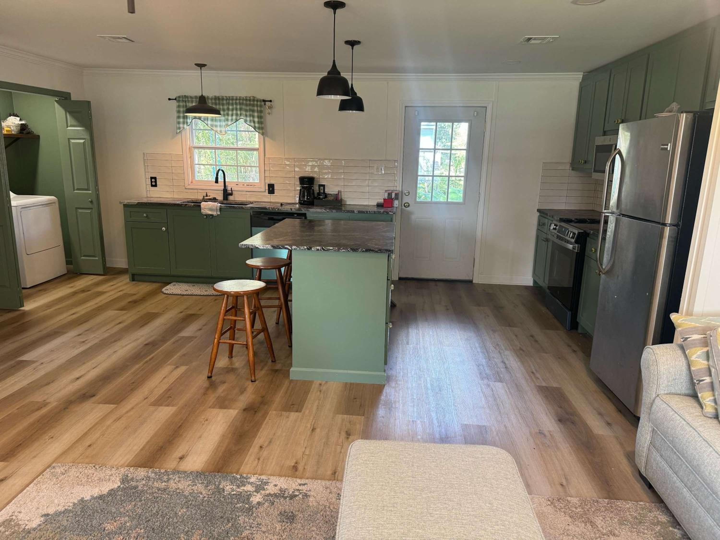 Friendly Home Near Downtown & UL - Fenced Yard