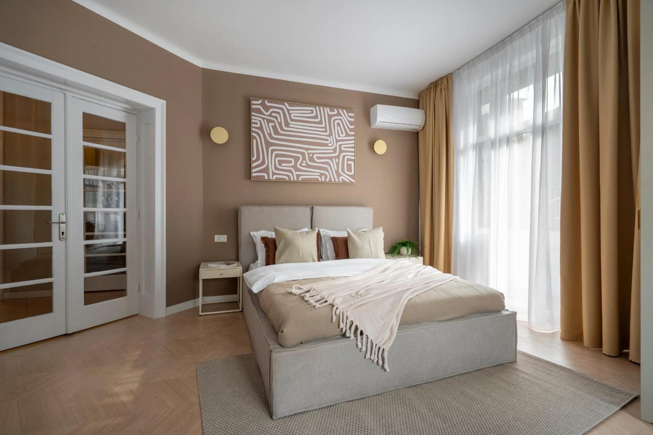 Full-Floor 2-Bedroom Apartment with Balconies - Prime Location near Calea Victoriei