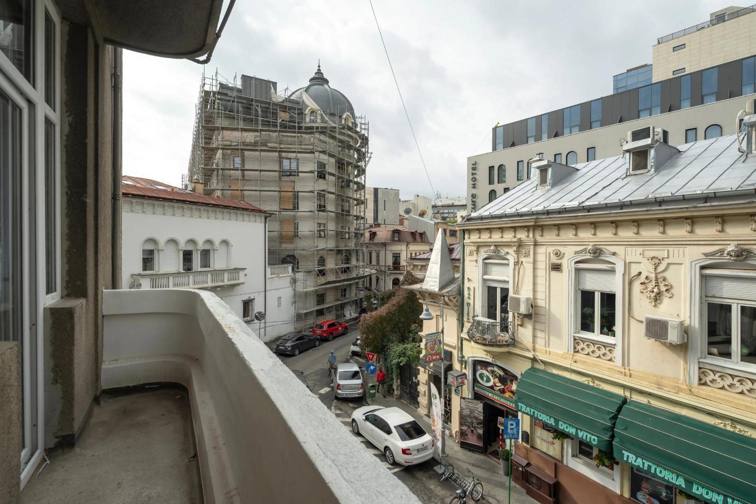 Full-Floor 2-Bedroom Apartment with Balconies - Prime Location near Calea Victoriei