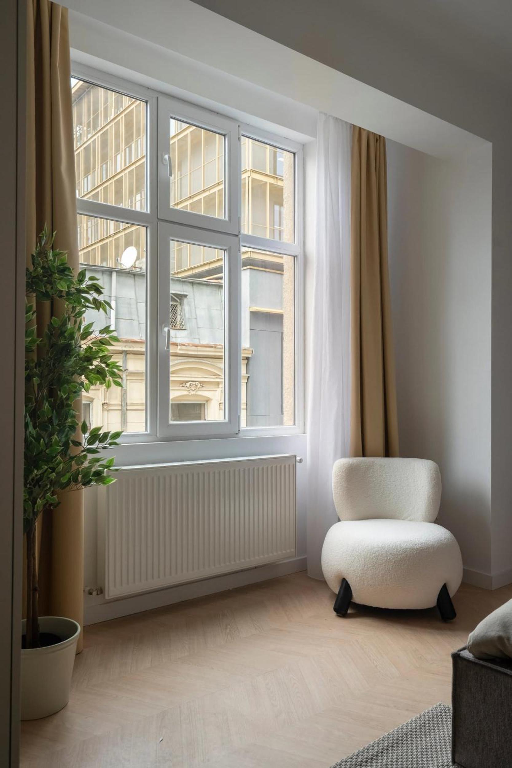 Full-Floor 2-Bedroom Apartment with Balconies - Prime Location near Calea Victoriei