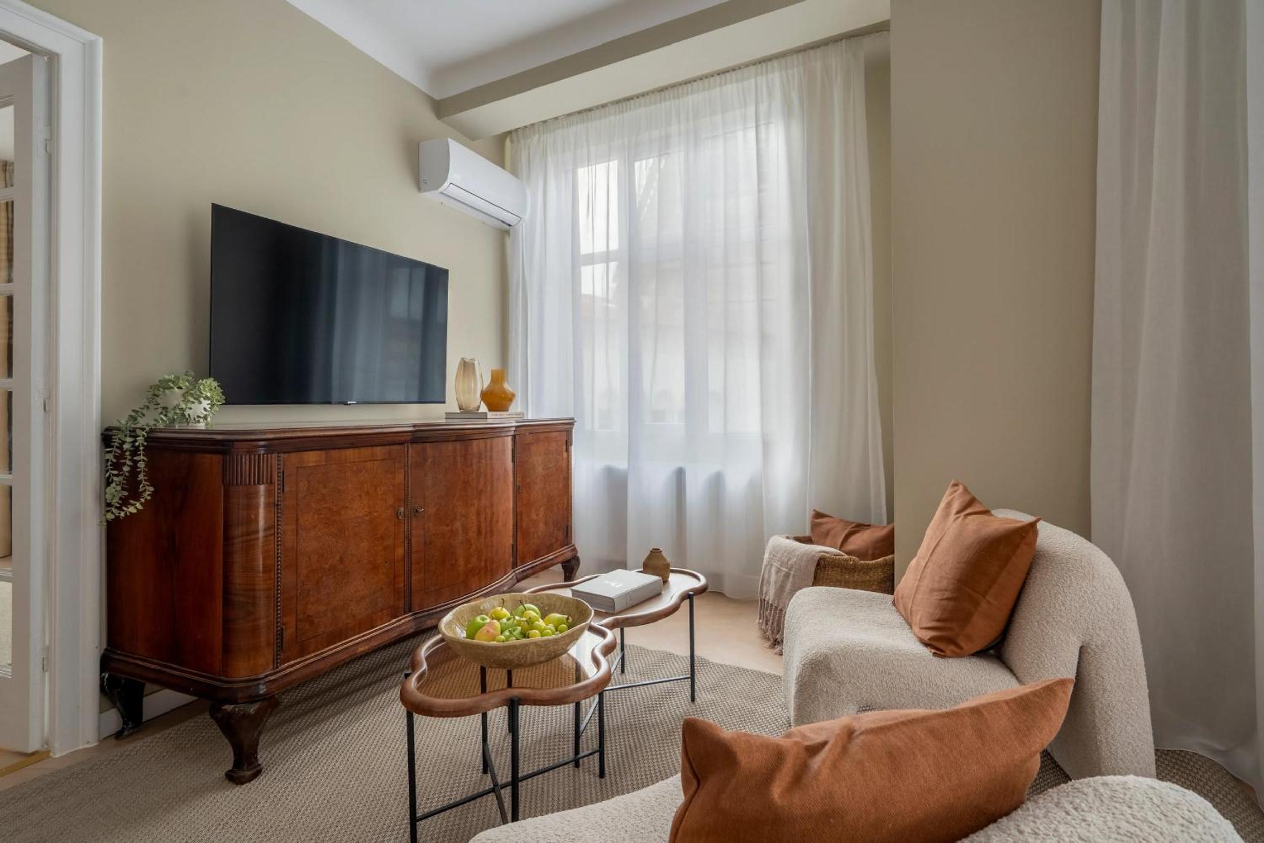 Full-Floor 2-Bedroom Apartment with Balconies - Prime Location near Calea Victoriei