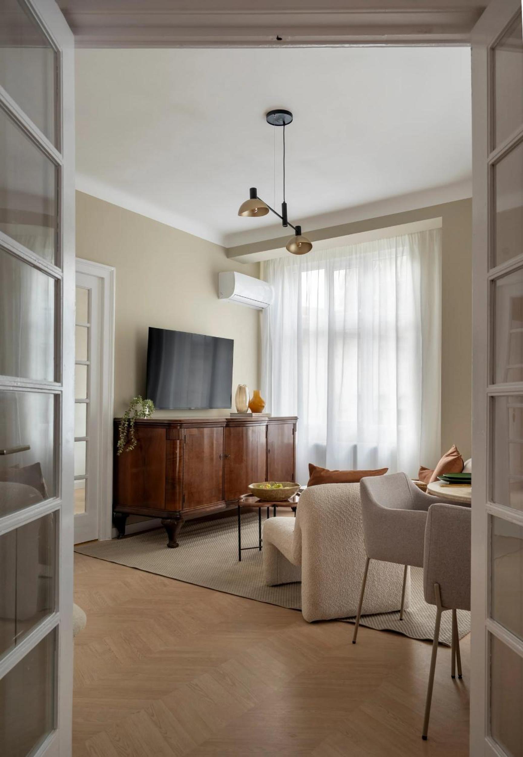 Full-Floor 2-Bedroom Apartment with Balconies - Prime Location near Calea Victoriei