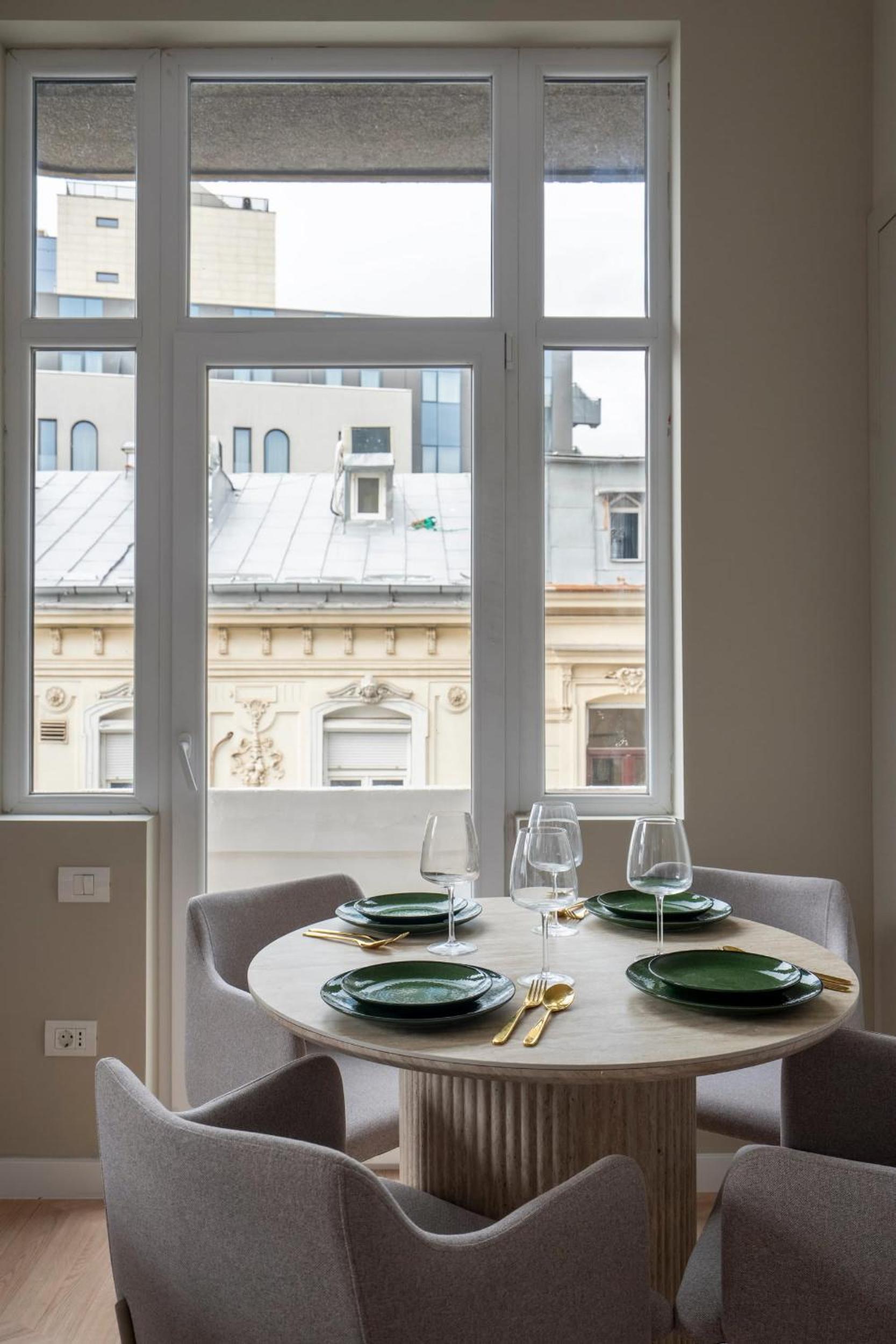 Full-Floor 2-Bedroom Apartment with Balconies - Prime Location near Calea Victoriei
