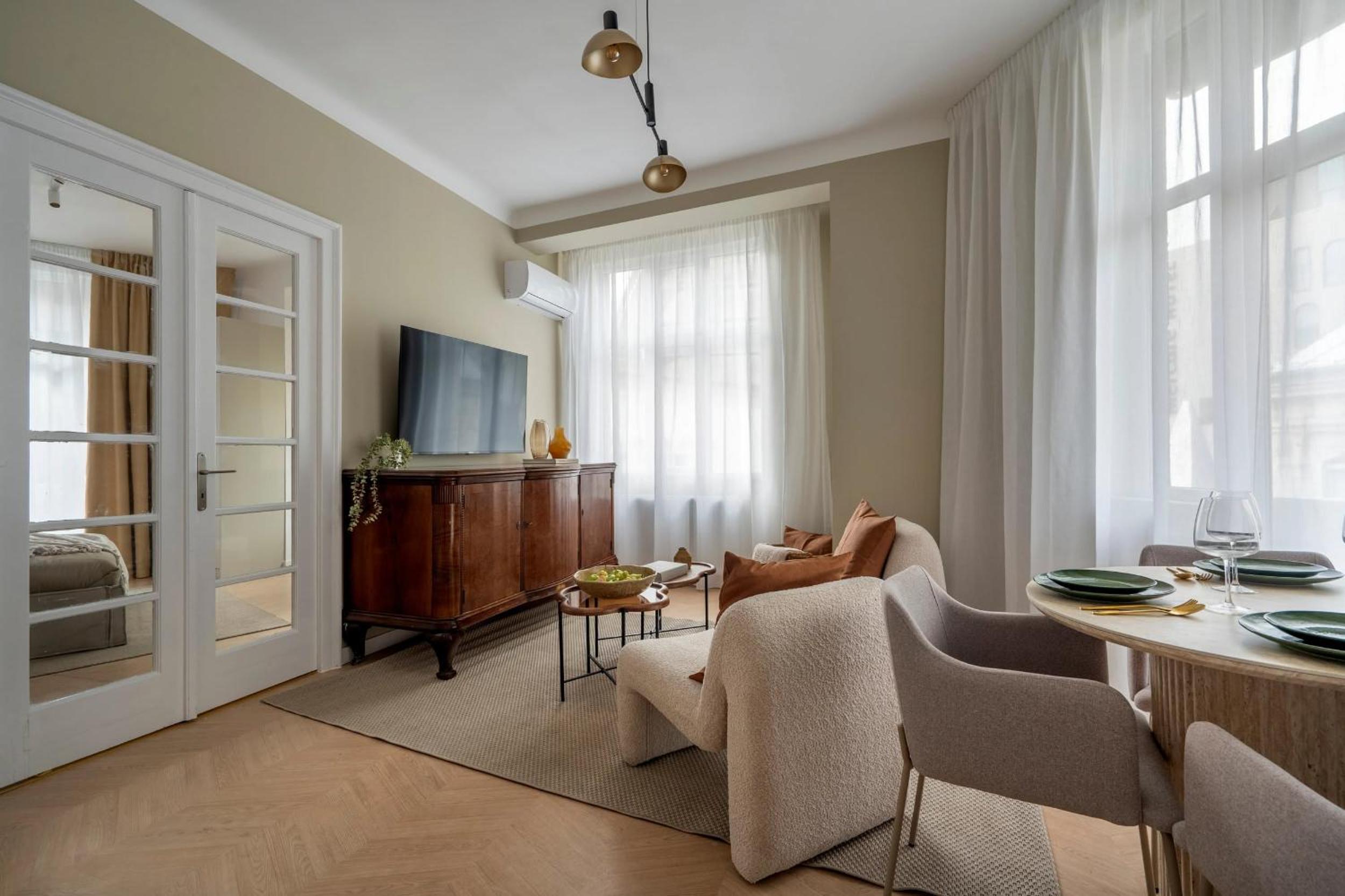 Full-Floor 2-Bedroom Apartment with Balconies - Prime Location near Calea Victoriei