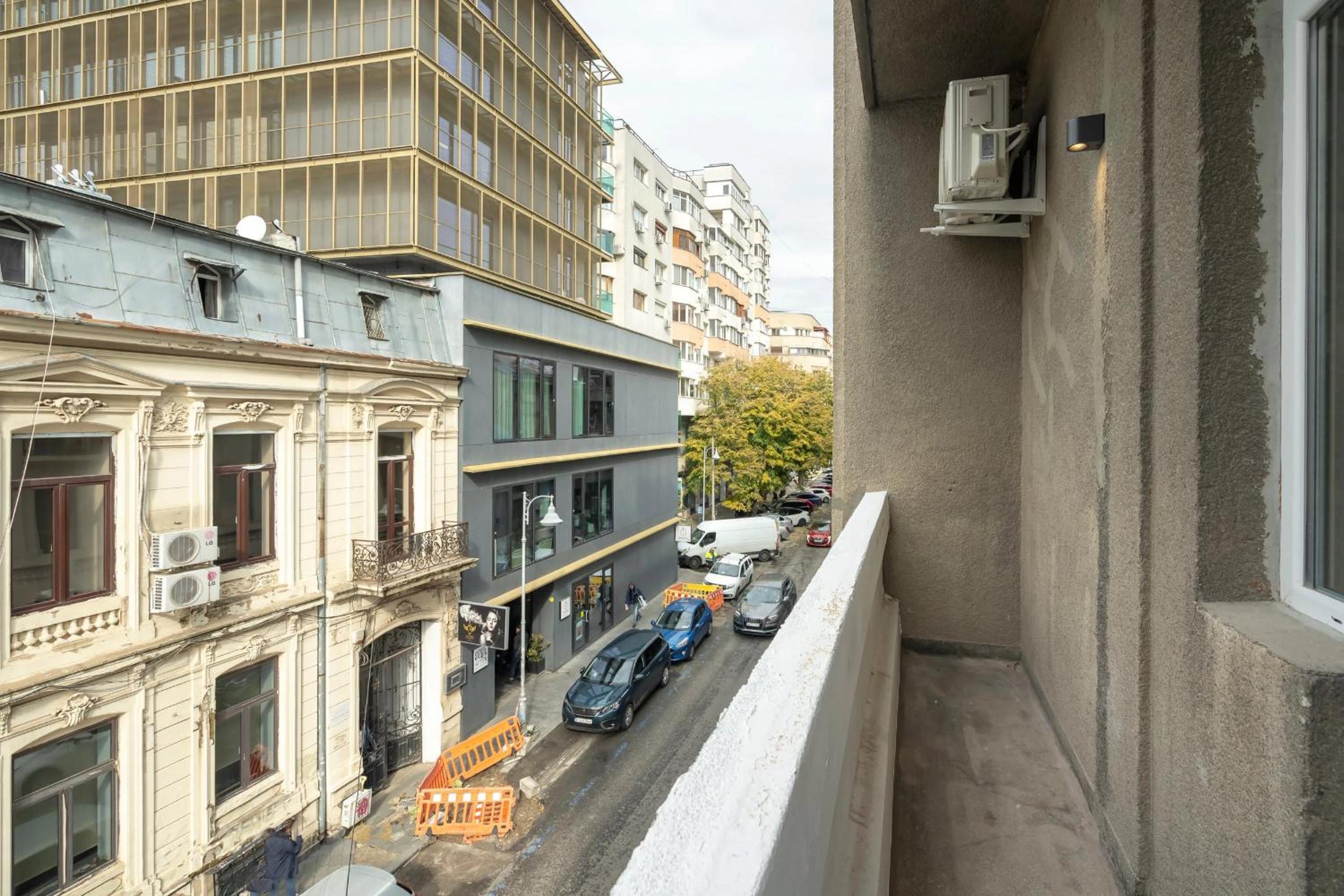 Full-Floor 2-Bedroom Apartment with Balconies - Prime Location near Calea Victoriei
