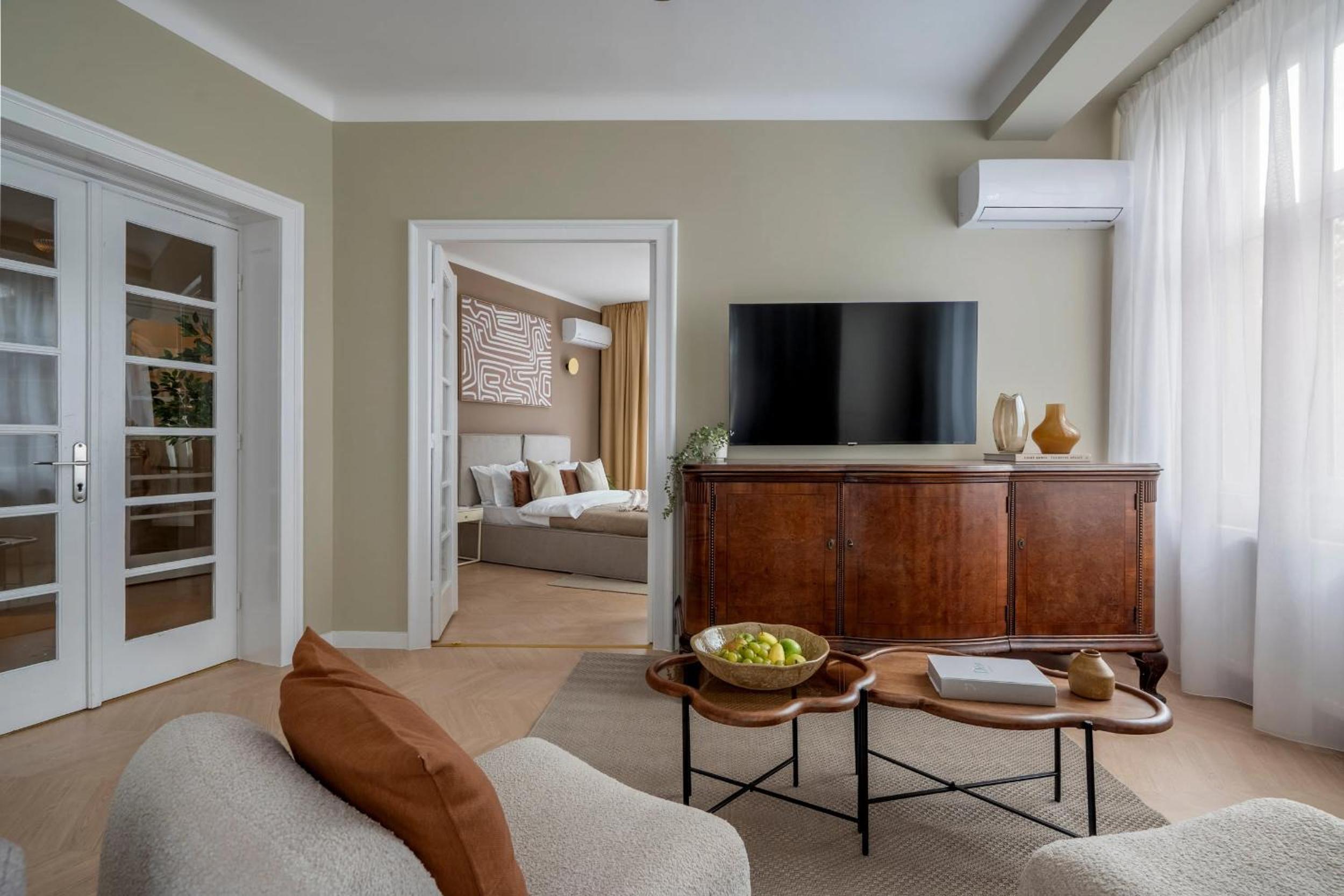 Full-Floor 2-Bedroom Apartment with Balconies - Prime Location near Calea Victoriei