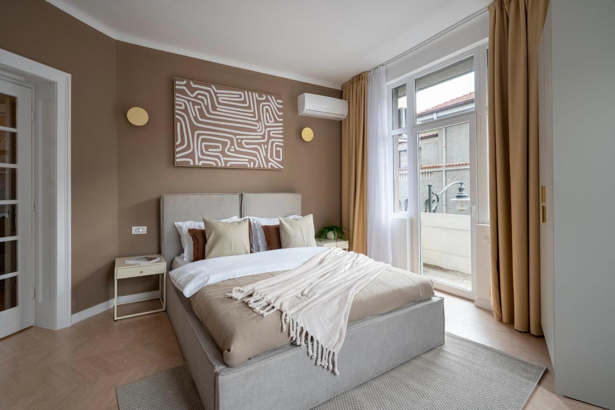 Full-Floor 2-Bedroom Apartment with Balconies - Prime Location near Calea Victoriei