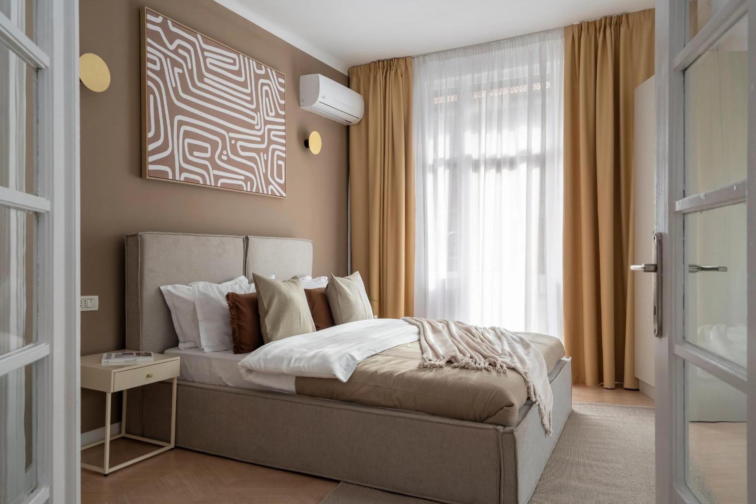 Full-Floor 2-Bedroom Apartment with Balconies - Prime Location near Calea Victoriei