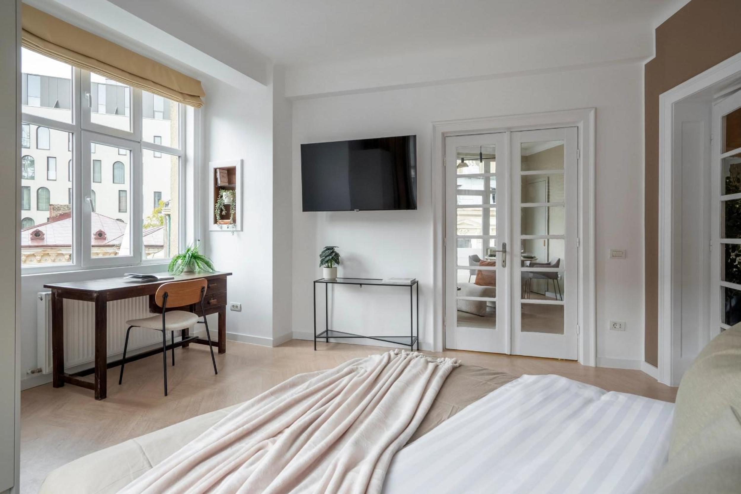 Full-Floor 2-Bedroom Apartment with Balconies - Prime Location near Calea Victoriei