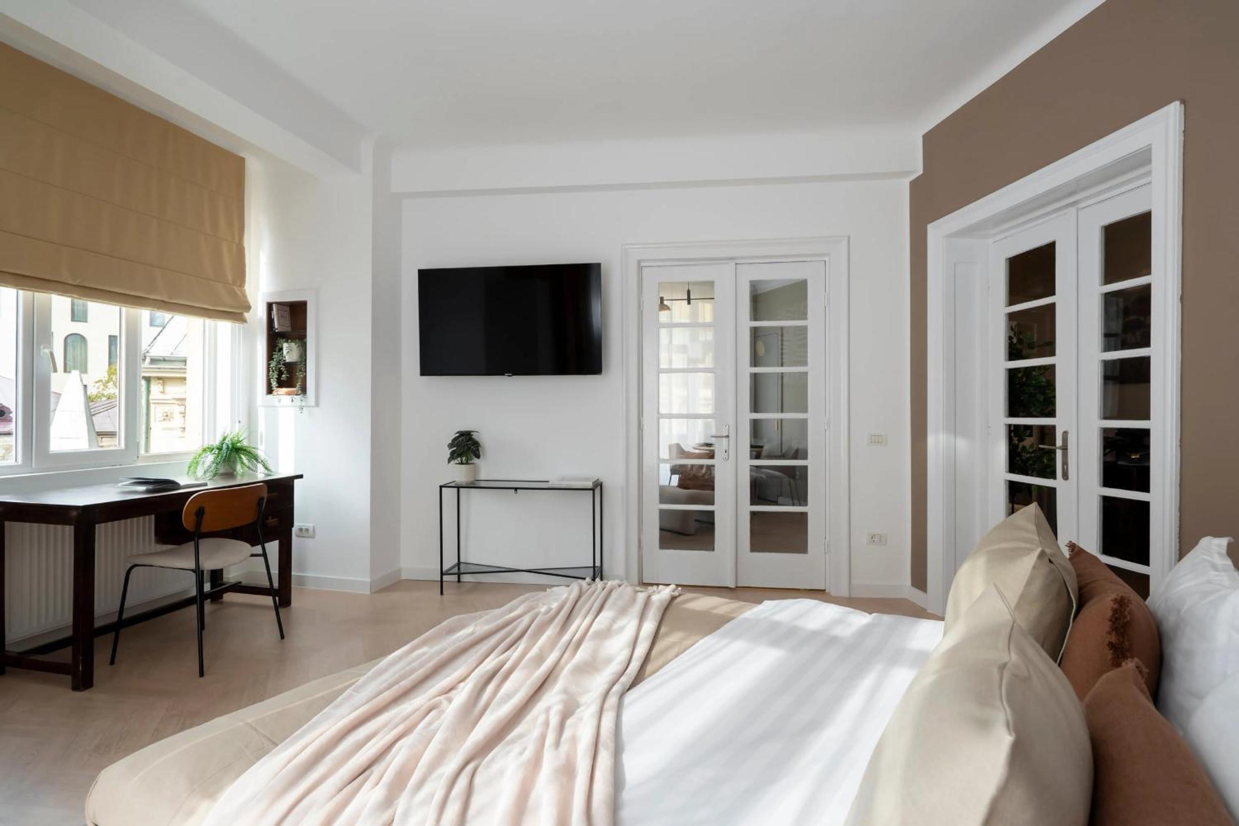 Full-Floor 2-Bedroom Apartment with Balconies - Prime Location near Calea Victoriei