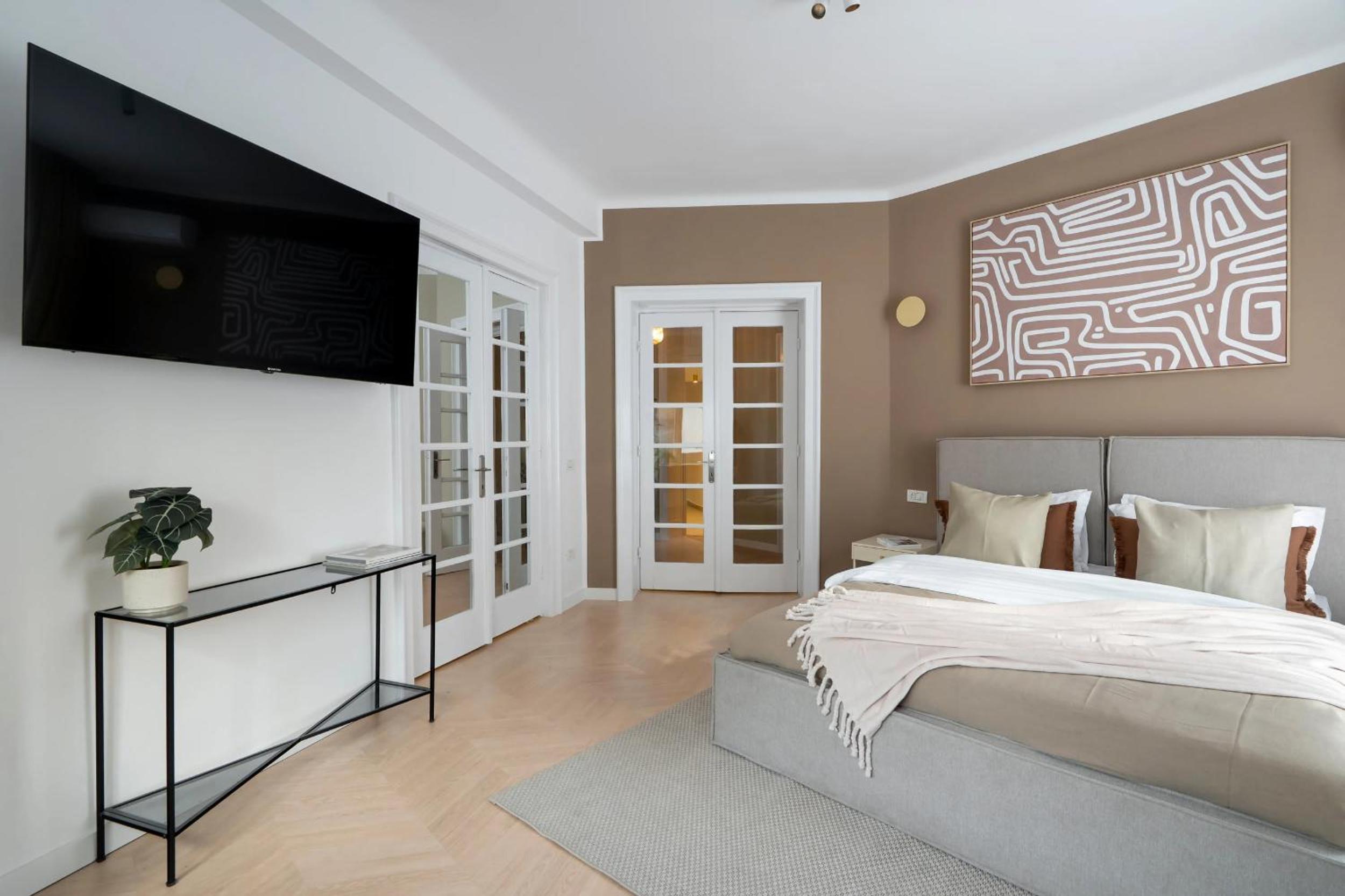 Full-Floor 2-Bedroom Apartment with Balconies - Prime Location near Calea Victoriei