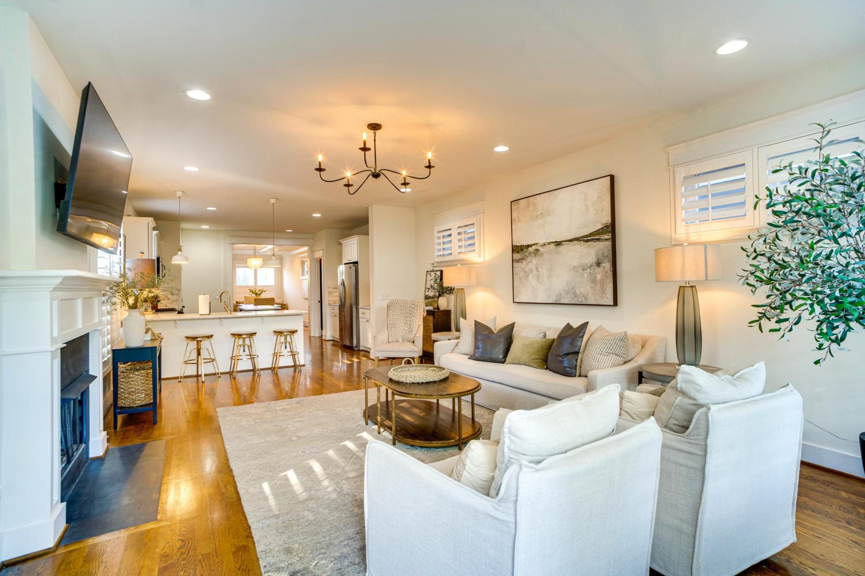 Walk to 12 South Getaway with Outdoor Dining!